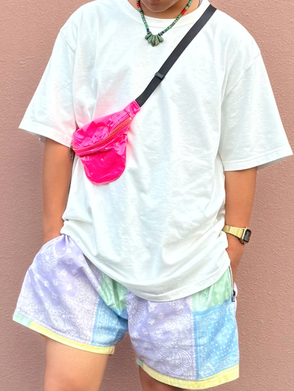 ホワイト系のTシャツ/カットソー、その他のその他パンツ、ベージュ系のサンダルを着用したキッズの夏コーディネートの2枚目の写真
