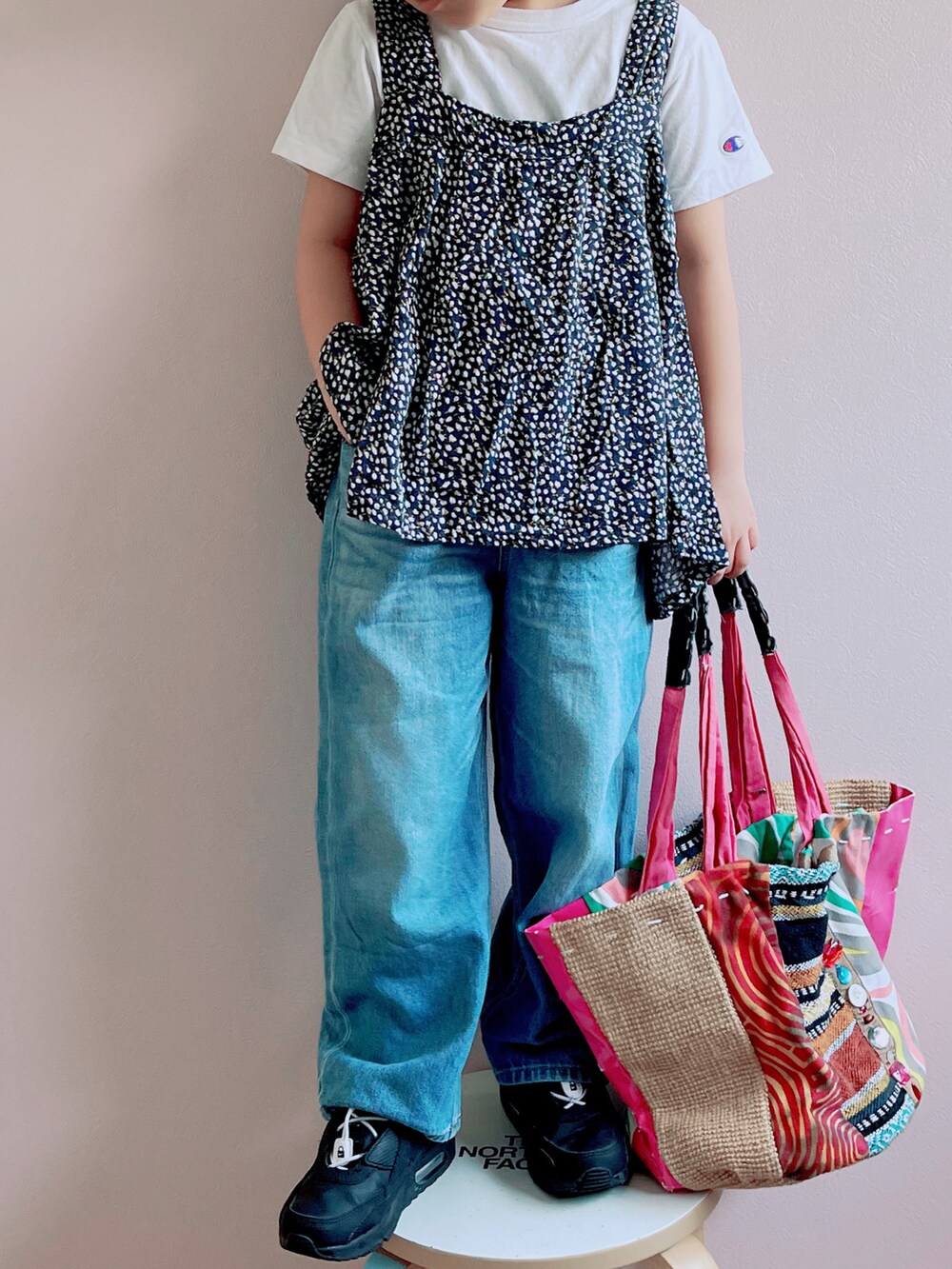 ブラック系のキャミソール、ホワイト系のTシャツ/カットソー、ブルー系のデニムパンツを着用したキッズの春コーディネートの5枚目の写真