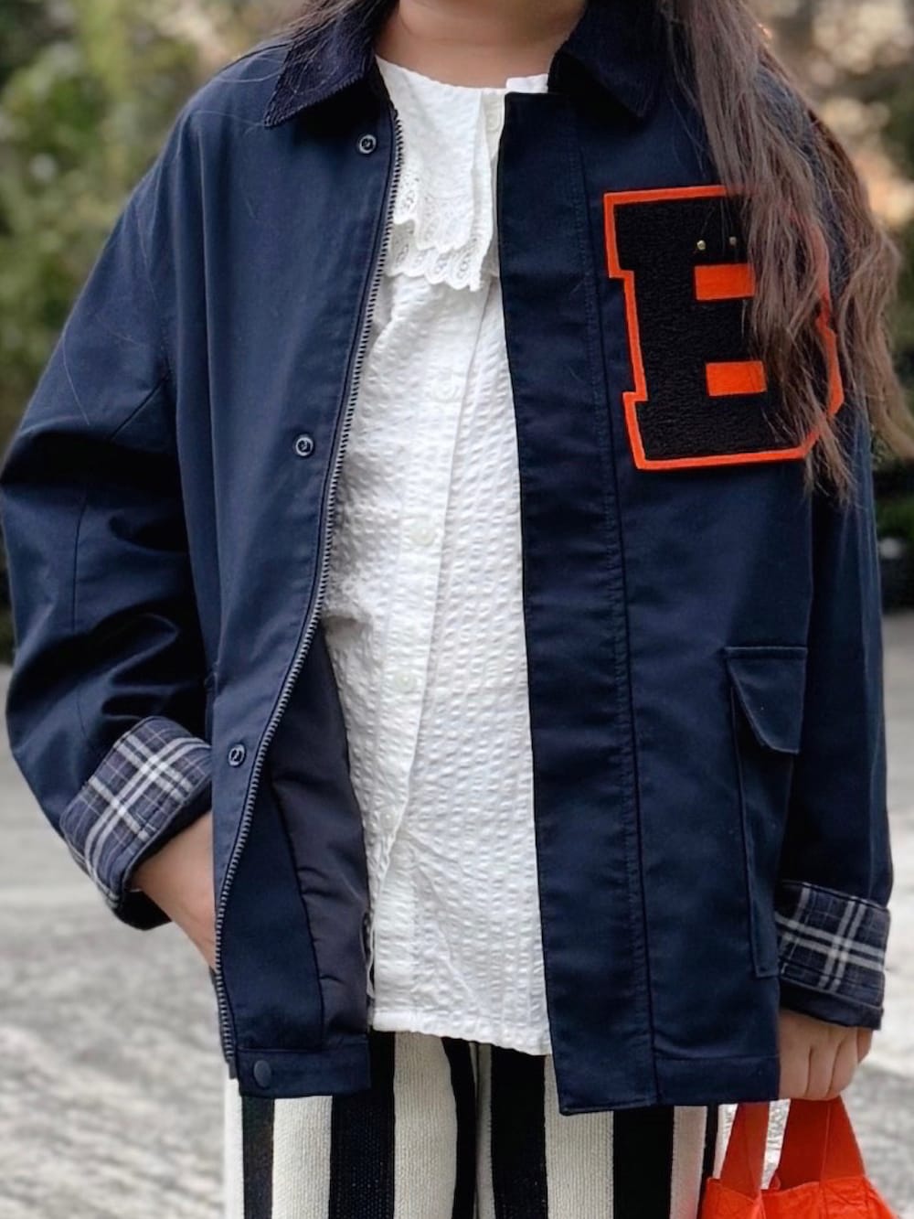 ブルー系のブルゾン、ホワイト系のシャツ/ブラウス、その他のその他パンツを着用したキッズの秋コーディネートの2枚目の写真