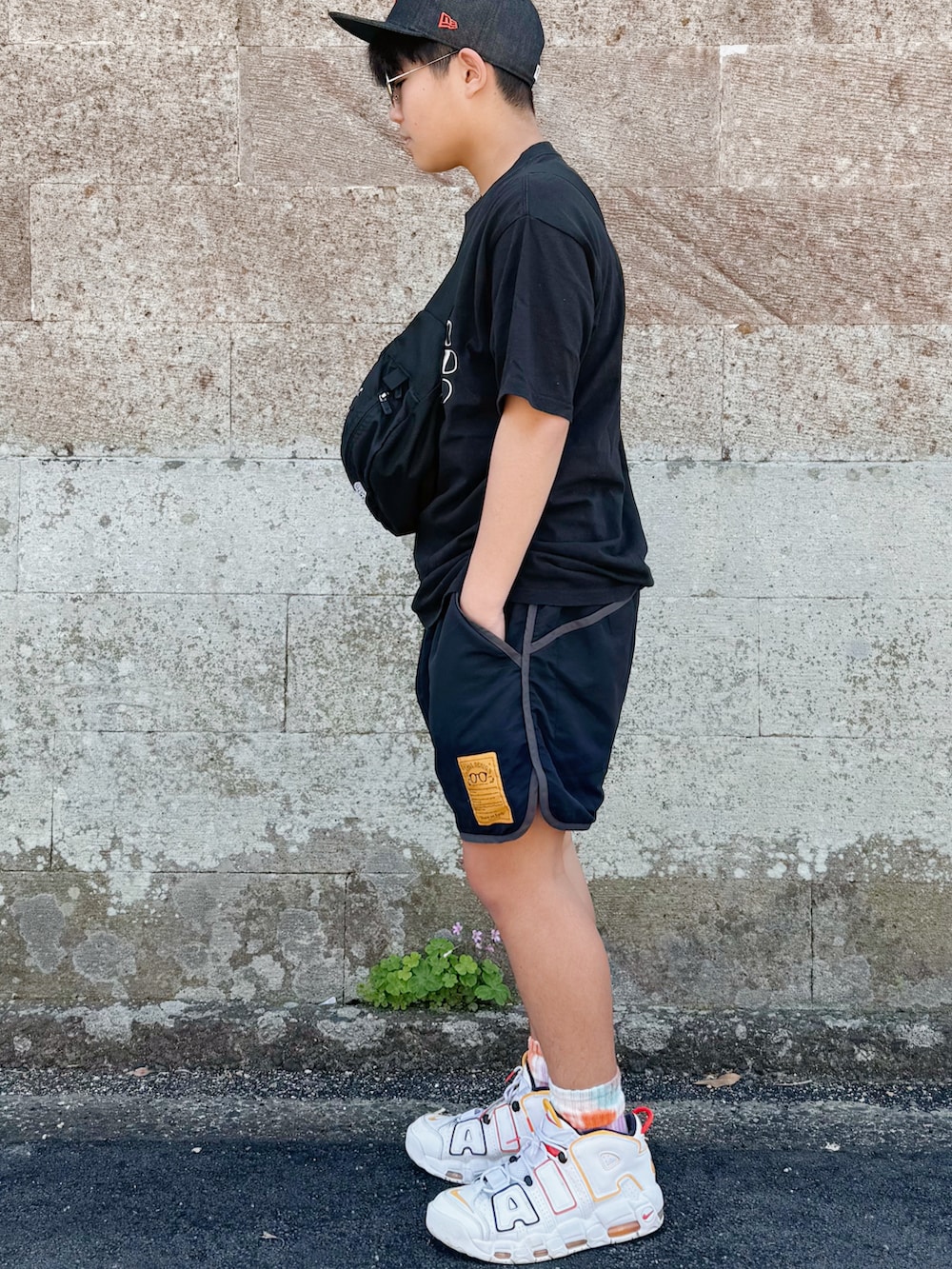 「モノトーン、お出かけコーデ、キャップ、シンプルコーデ、カジュアルコーデ、Tシャツ、ロゴT、ショートパンツ、ショルダーバッグ、スニーカー、ブラックコーデ、サングラス」|「HOLLYWOOD RANCH MARKETのアイテム(キャップ、ブラック系)」を使った、sui_mmyさん(キッズ・160cm)の夏コーディネートの2枚目の写真