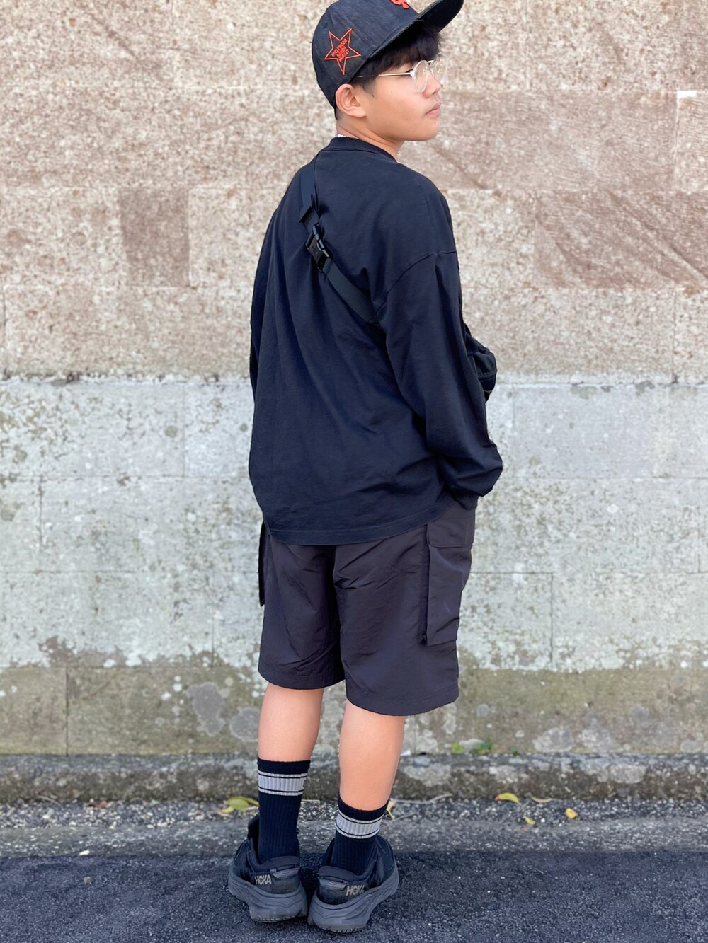ブラック系のTシャツ/カットソー、ブラック系のその他パンツ、ブラック系のスニーカーを着用したキッズの春コーディネートの4枚目の写真