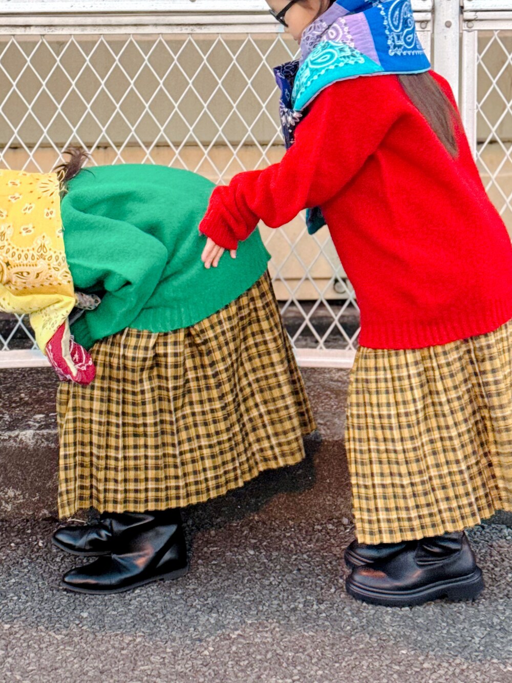 「冬コーデ、クリスマスに着たい服、マイベストコーデ2024、ニット帽、リンクコーデ、ふたごコーデ、チェック、マフラーぐるぐる、ニット、クリスマス、スカート、マフラー」｜「BEAMS GOLFのアイテム（ニットキャップ/ビーニー、ホワイト系）」を使った、sui_mmyさん（キッズ・125cm）の冬コーディネートの3枚目の写真