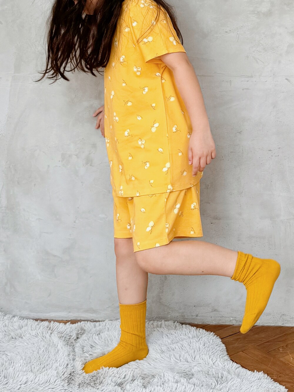 「イエロー、めがね、ルームウェア、パステルカラー、セットアップ、リラックススタイル、休日スタイル、プチプラ」｜「UNIQLOのアイテム（ルームウェア/パジャマ、イエロー系）」を使った、sui_mmyさん（キッズ・120cm）の春コーディネートの2枚目の写真