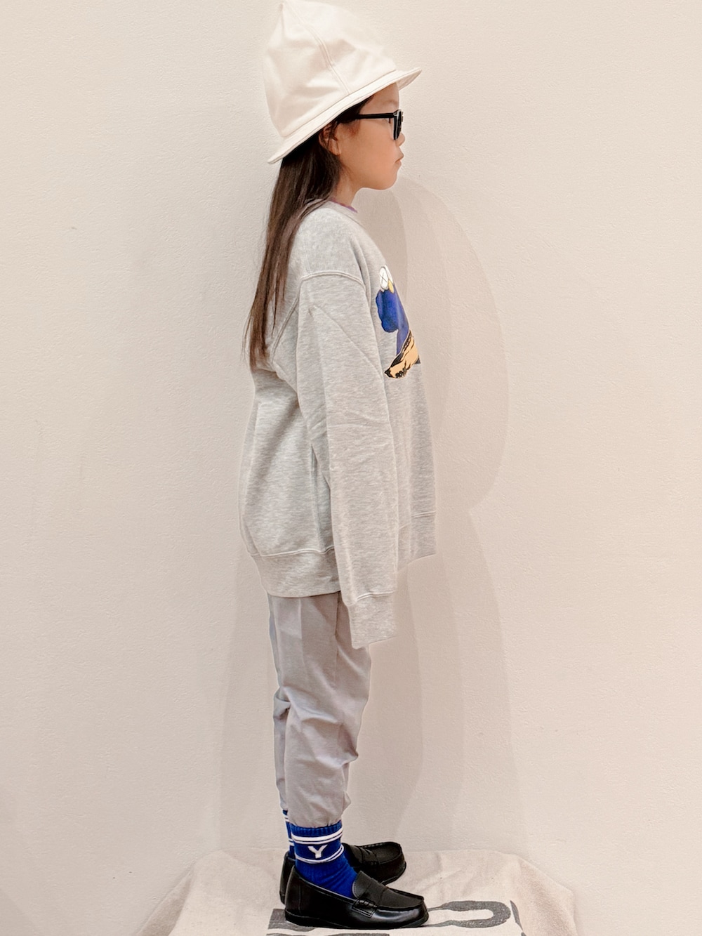 「淡色コーデ、秋服準備はじめました、プチプラ、休日スタイル、セットアップ、ローファー、ビッグシルエット、めがね、グレー、UNIQLO、カジュアルコーデ、ハット、スウェット、スウェットパンツ」｜「Bricoluerのアイテム（ハット、ホワイト系）」を使った、sui_mmyさん（キッズ・125cm）の秋コーディネートの2枚目の写真
