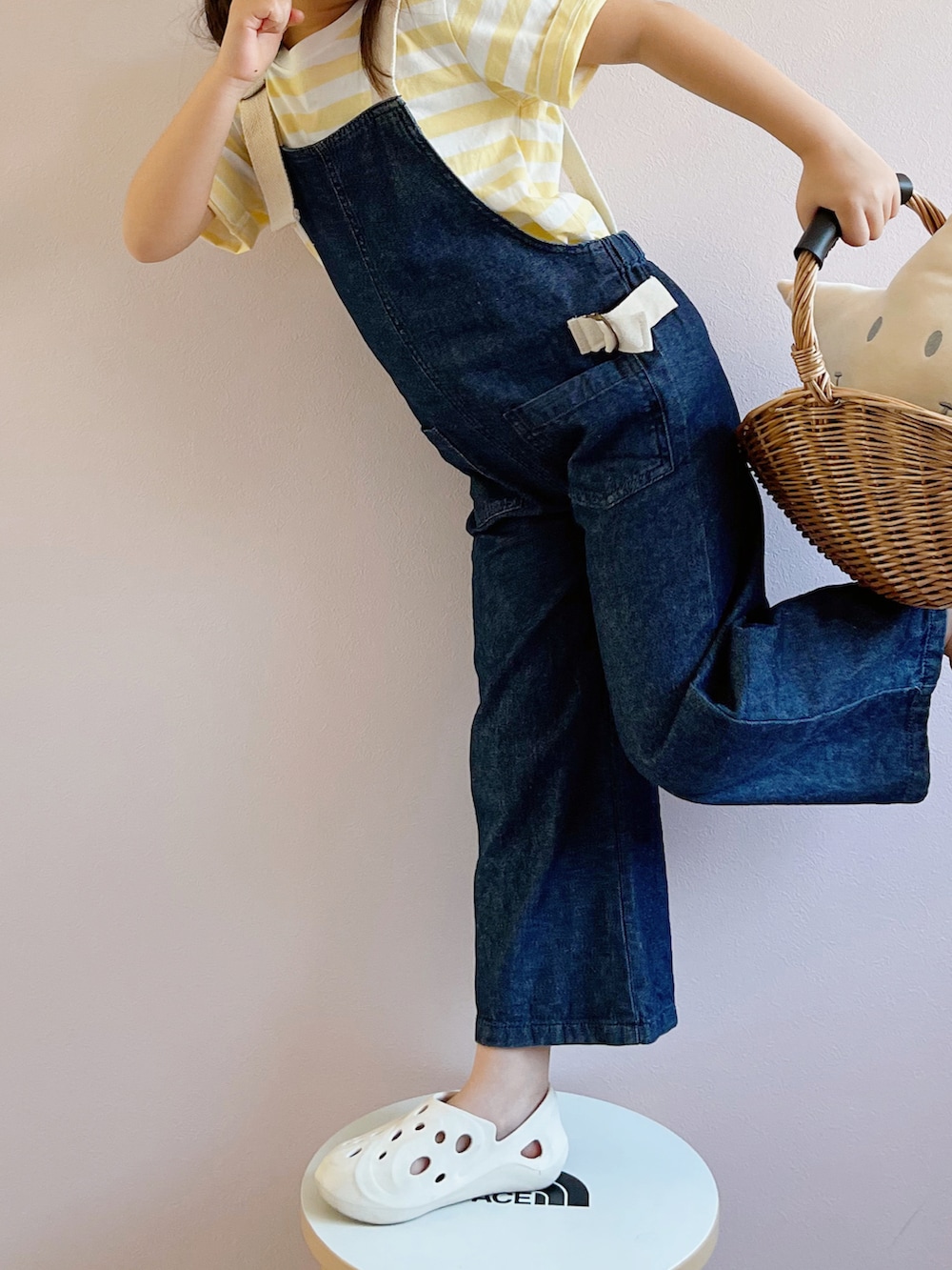 イエロー系のTシャツ/カットソー、ブルー系のサロペット/オーバーオール、ホワイト系のその他シューズを着用したキッズの春コーディネートの3枚目の写真