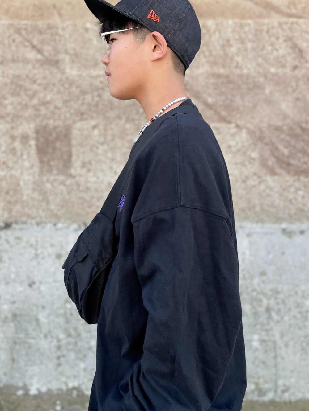 ブラック系のTシャツ/カットソー、ブラック系のその他パンツ、ブラック系のスニーカーを着用したキッズの春コーディネートの2枚目の写真