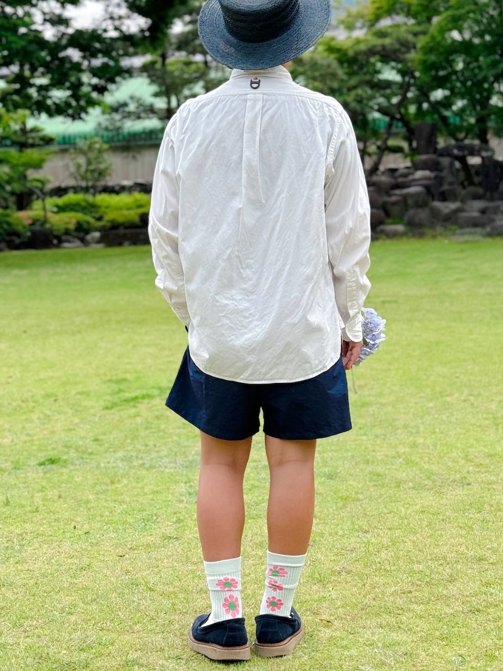 「モノトーン、シャツ好き集まれ、シャツスタイル、ハット、ショートパンツ、誕生日、きれいめカジュアル、スリッポン、サングラス、お出かけコーデ、白シャツ、シンプルコーデ」｜「CA4LAのアイテム（ハット、ブラック系）」を使った、sui_mmyさん（キッズ・160cm）の夏コーディネートの4枚目の写真