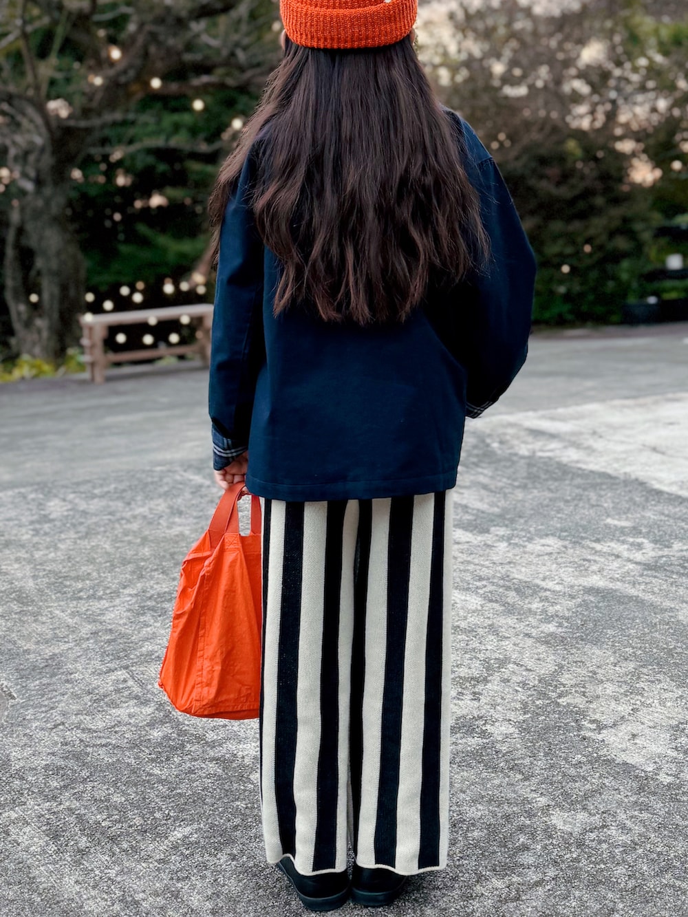 ブルー系のブルゾン、ホワイト系のシャツ/ブラウス、その他のその他パンツを着用したキッズの秋コーディネートの4枚目の写真