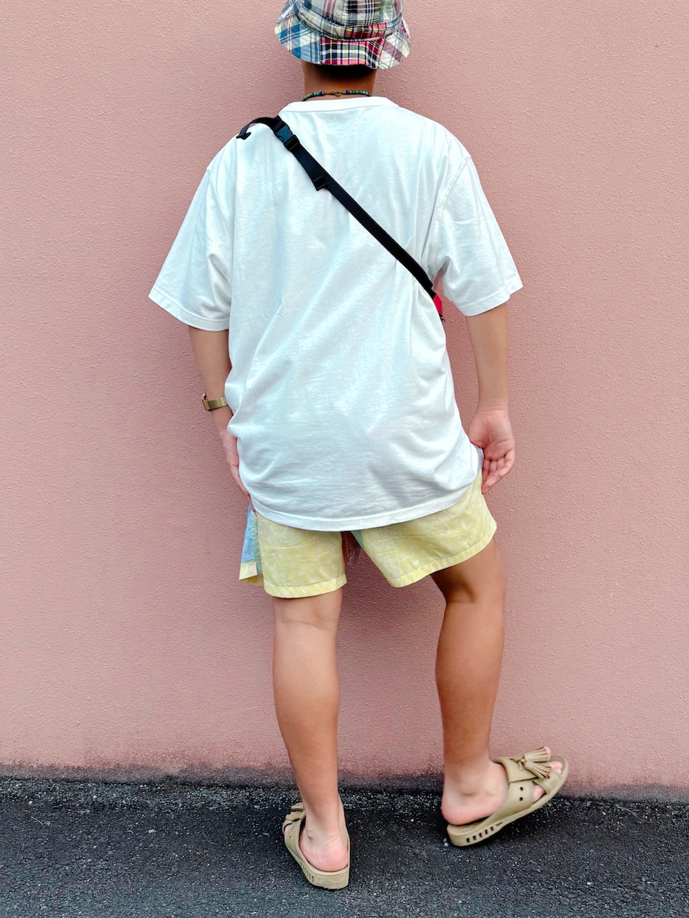 ホワイト系のTシャツ/カットソー、その他のその他パンツ、ベージュ系のサンダルを着用したキッズの夏コーディネートの4枚目の写真