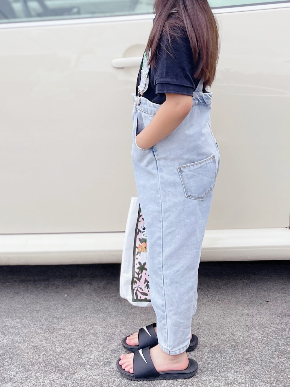 「ベレー帽、レザー、ポロシャツ、サロペット、サンダル、スポーツサンダル、カジュアル、夏コーデ、韓国子供服、サングラス、トートバッグ、休日スタイル、デニム」｜「H&Mのアイテム（ハンチング/ベレー帽、ブラック系）」を使った、sui_mmyさん（キッズ・110cm）の夏コーディネートの3枚目の写真
