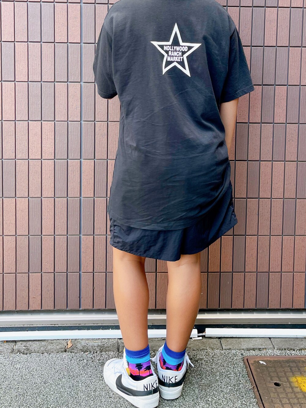 「夏コーデ、Tシャツ、モノトーン、ロゴT、ショートパンツ、白スニーカー、サングラス、休日スタイル、カジュアルコーデ、スニーカー」｜「NIKE SBのアイテム（ハット、ブラック系）」を使った、sui_mmyさん（キッズ・155cm）の夏コーディネートの3枚目の写真
