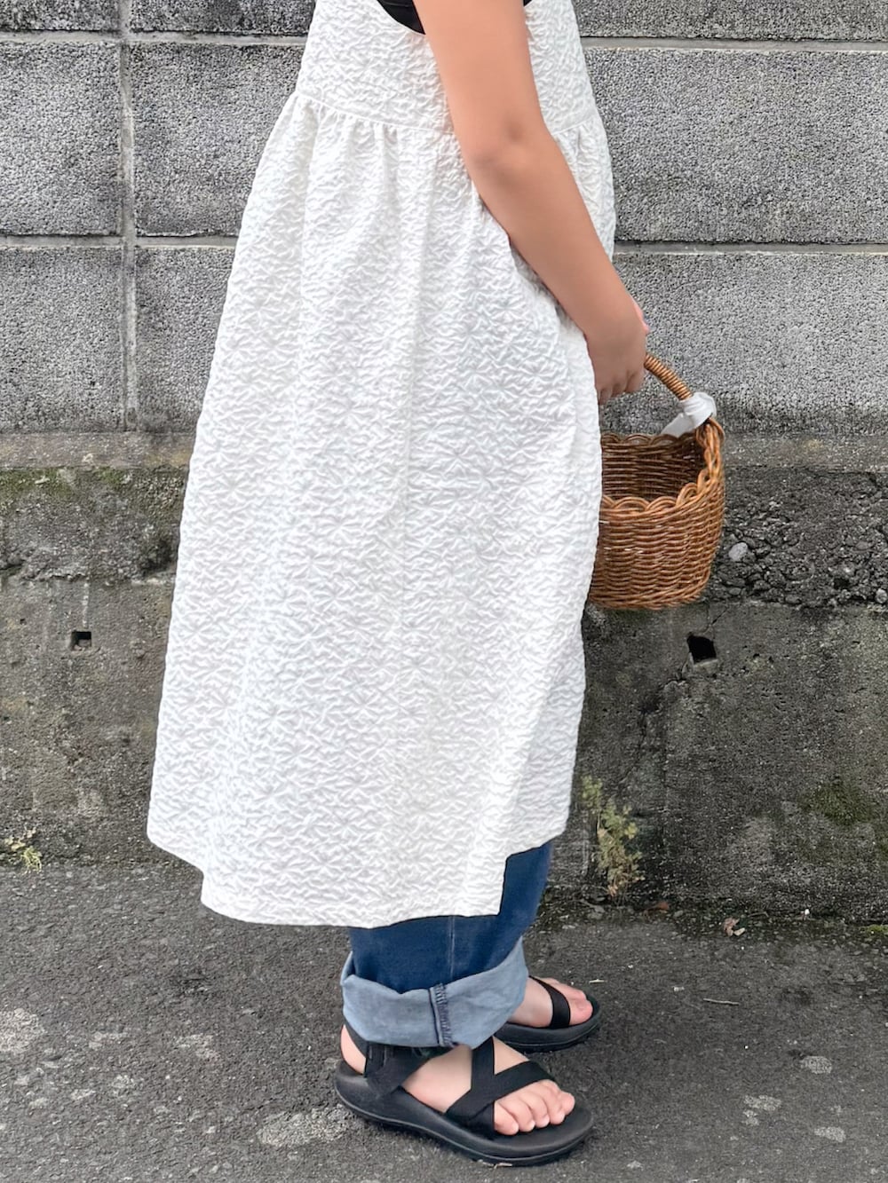 「キャップ、めがね、タンクトップ、ノースリーブ、ワンピース、キャミワンピ、デニム、デニムパンツ、レイヤードスタイル、かごバッグ、サンダル、夏コーデ、お出かけコーデ、プチプラ、休日スタイル」｜「西松屋のアイテム（キャップ、グレー系）」を使った、sui_mmyさん（キッズ・120cm）の夏コーディネートの2枚目の写真