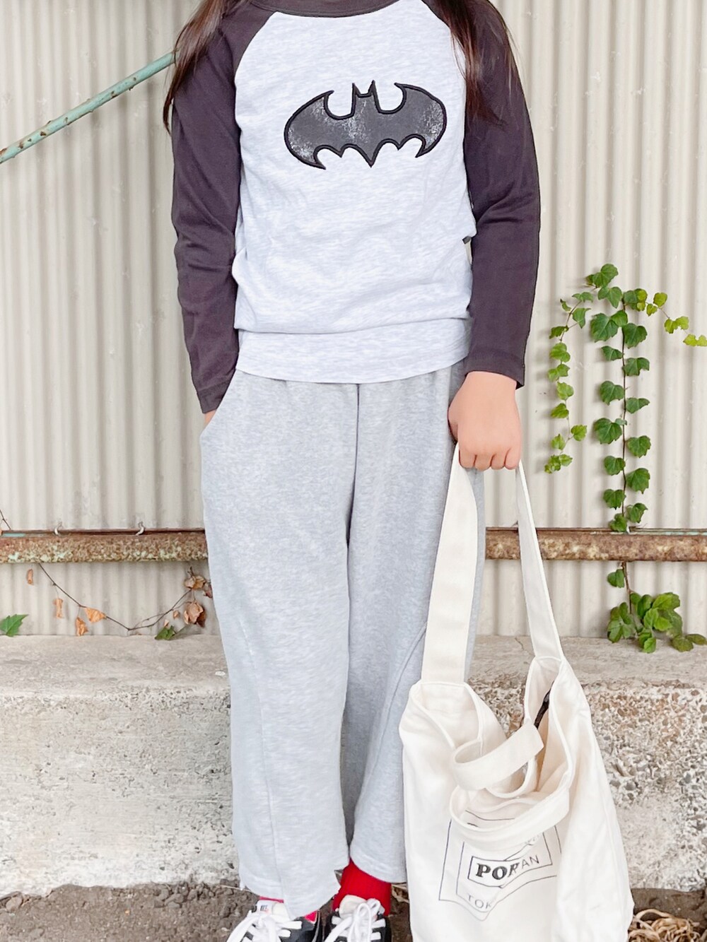 ホワイト系のTシャツ/カットソー、グレー系のスウェットパンツ、ブラック系のスニーカーを着用したキッズの秋コーディネートの2枚目の写真