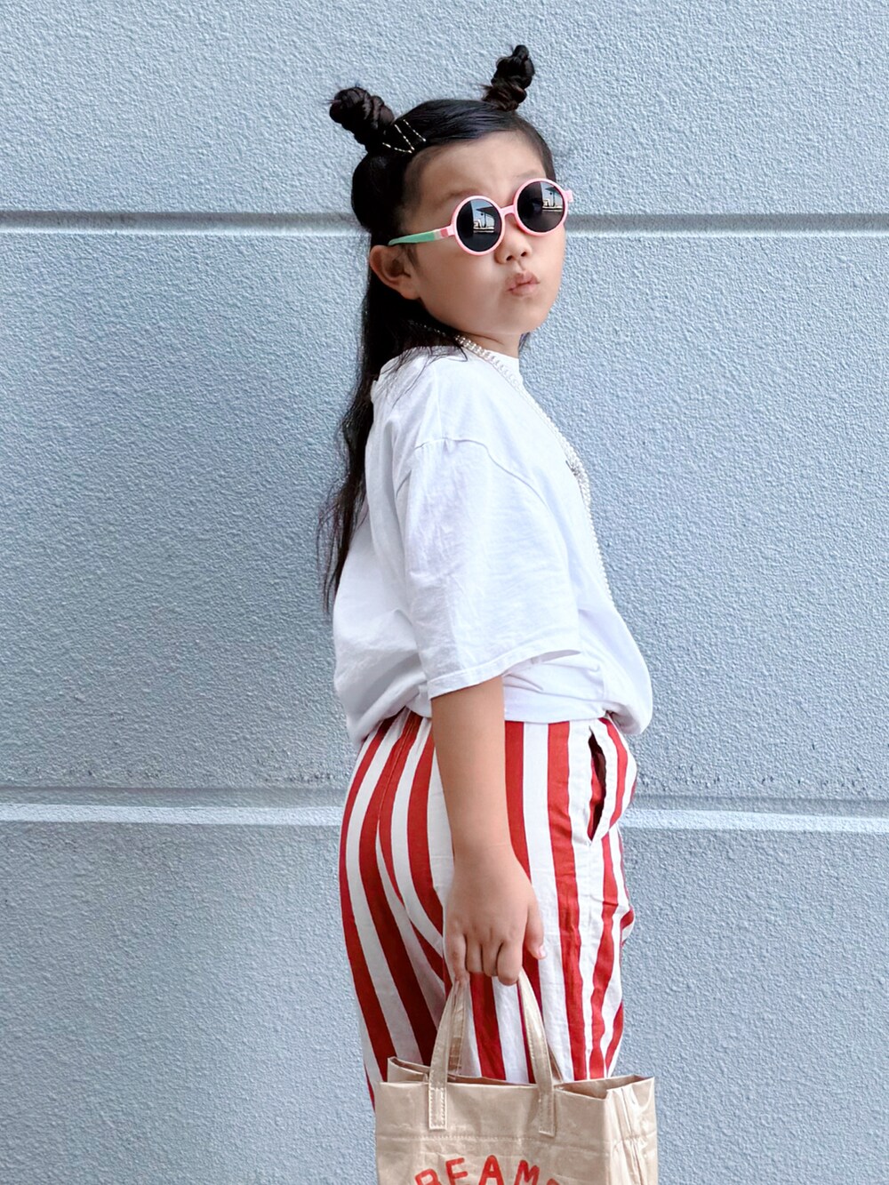 ホワイト系のTシャツ/カットソー、レッド系のその他パンツ、ブラウン系のサンダルを着用したキッズの夏コーディネートの2枚目の写真