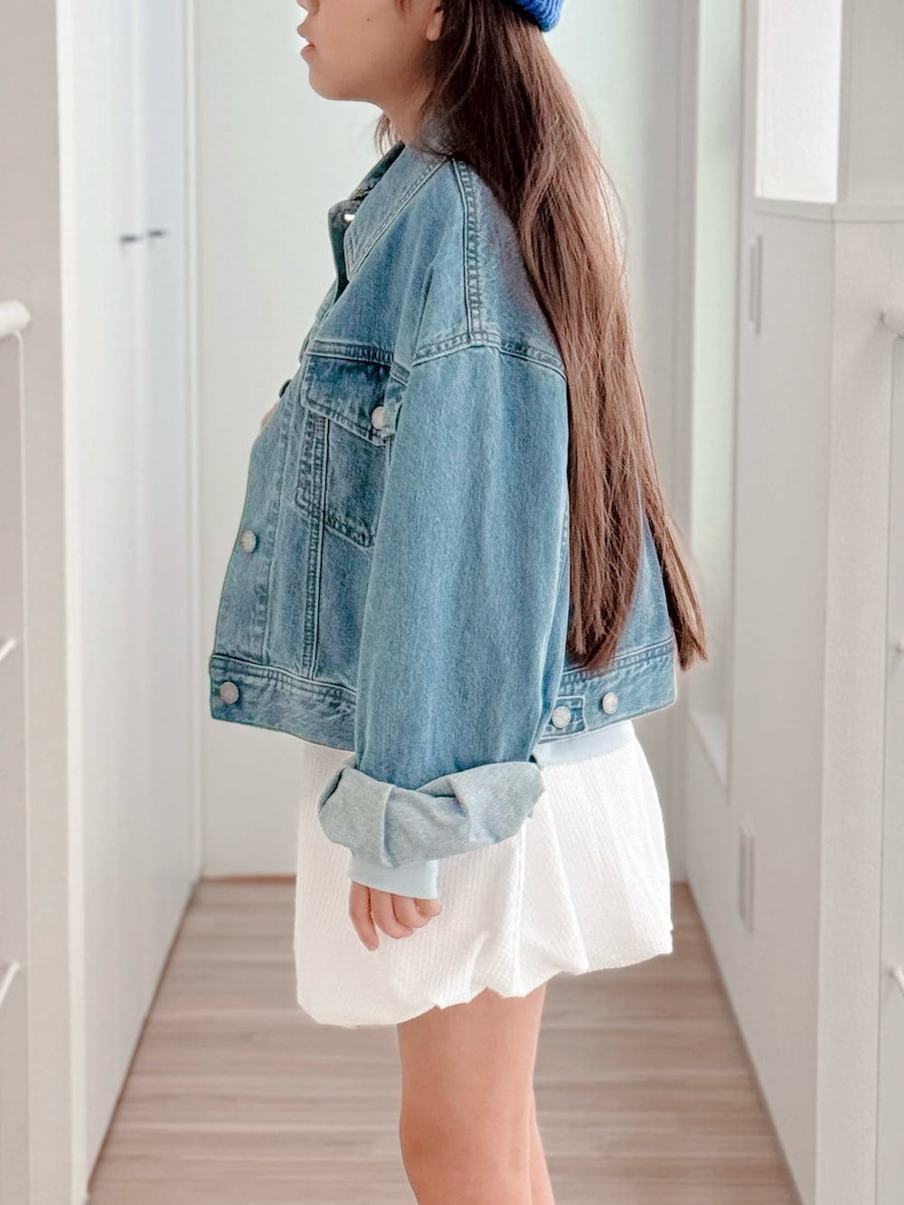 ブラック系のドレスシューズ、ブルー系のTシャツ/カットソー、ブルー系のデニムジャケットを着用したキッズの春コーディネートの2枚目の写真