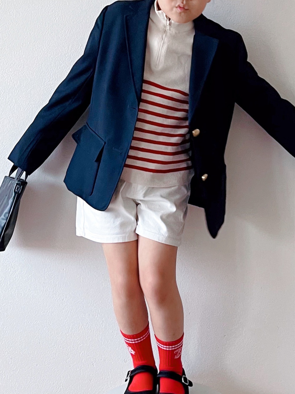 ブルー系のテーラードジャケット、ホワイト系のニット/セーター、ホワイト系のその他パンツを着用したキッズの冬コーディネートの2枚目の写真