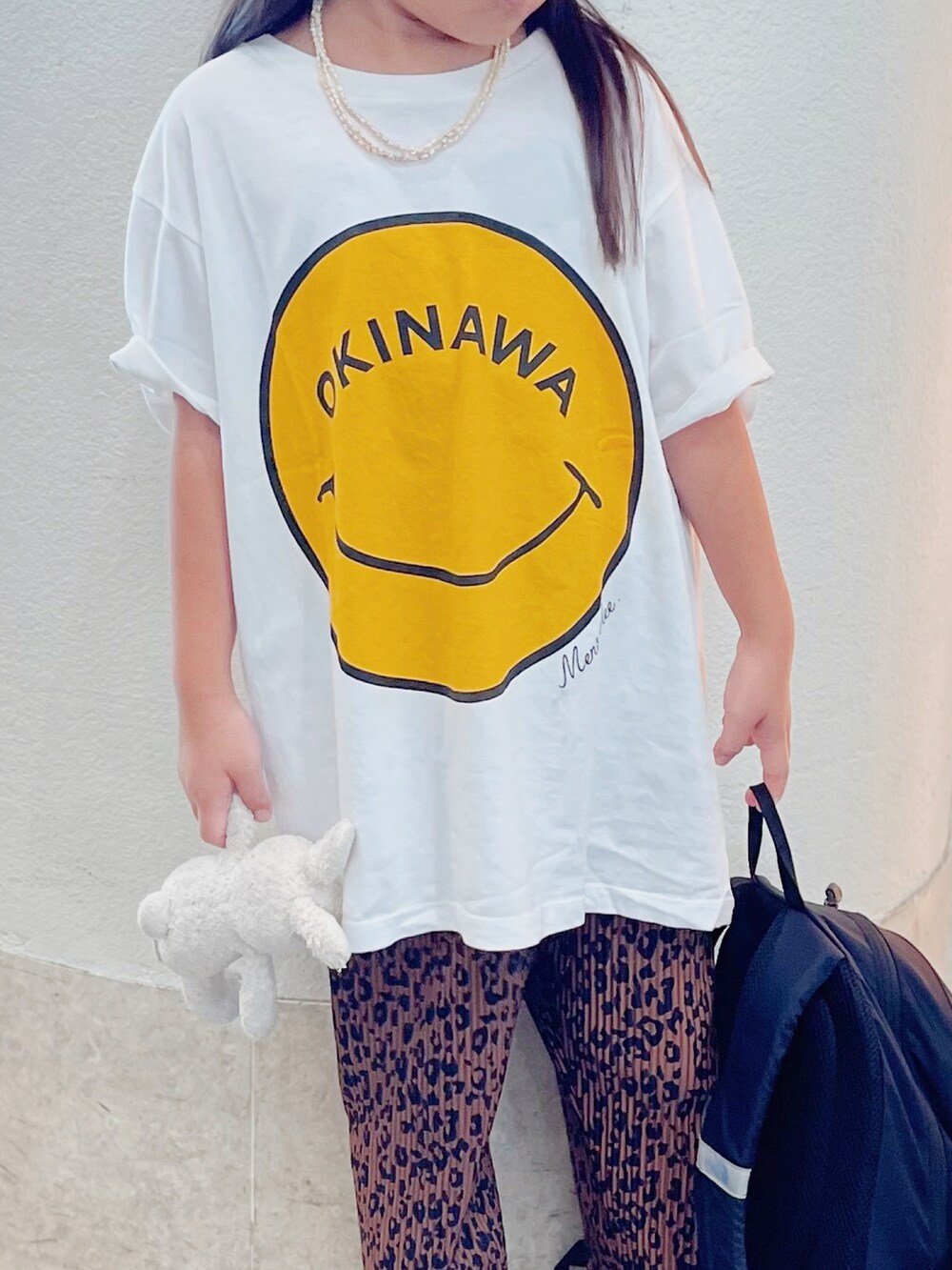 「キャップ、サングラス、夏コーデ、楽チンコーデ、Tシャツ、ロゴT、ビッグシルエット、アツいコーデ全部見せ、サンダル、カジュアル、黒リュック、休日スタイル、韓国子供服」｜「b・ROOMのナンバーサガラワッペンキャップ（キャップ、ベージュ系）」を使った、sui_mmyさん（キッズ・110cm）の夏コーディネートの2枚目の写真