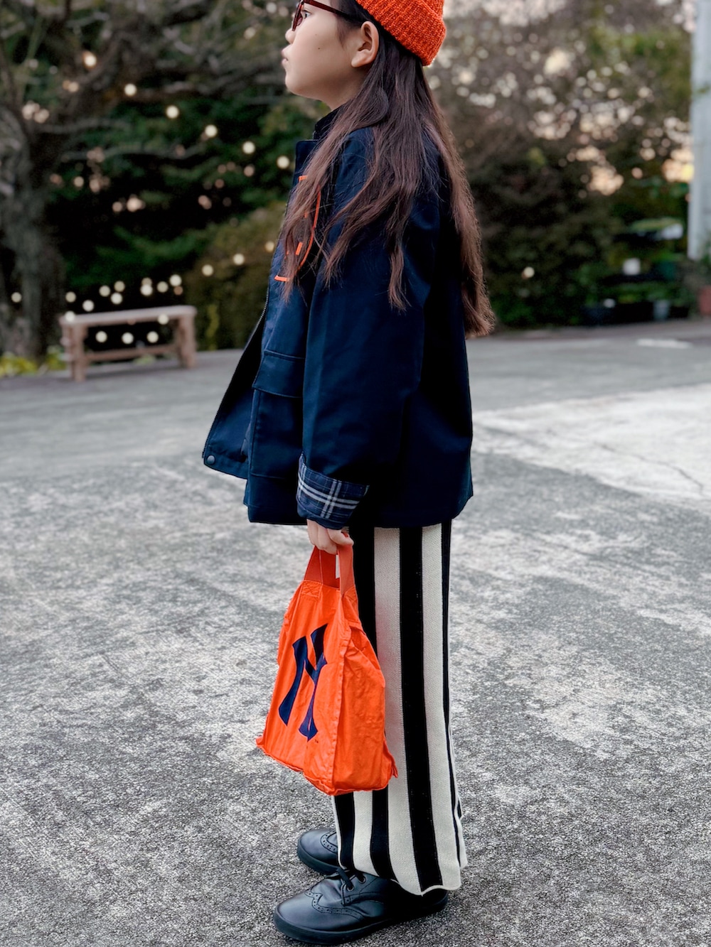 ブルー系のブルゾン、ホワイト系のシャツ/ブラウス、その他のその他パンツを着用したキッズの秋コーディネートの3枚目の写真