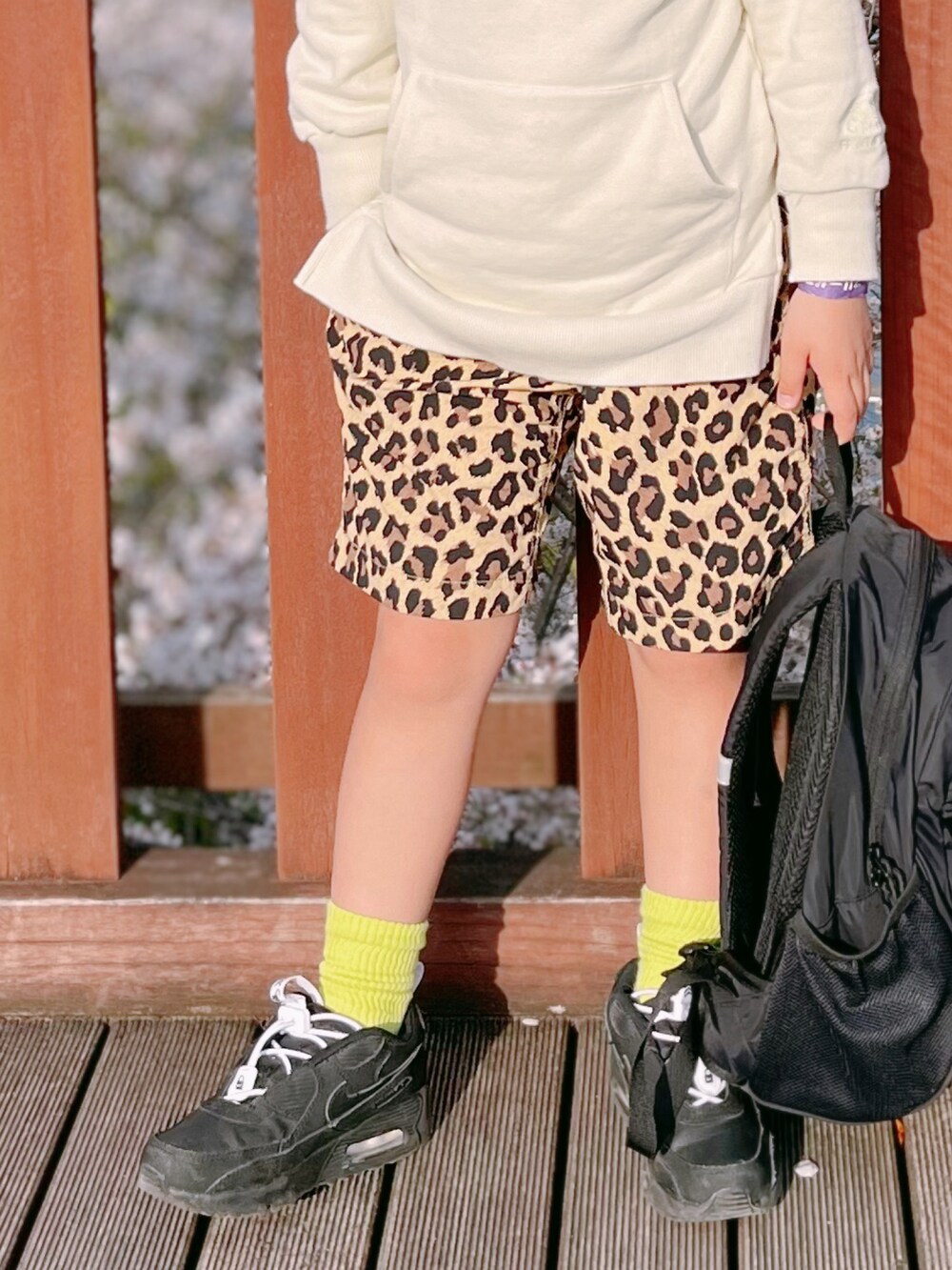 「休日スタイル、春コーデ、ハット、ハーフジップ、ショートパンツ、レオパード、カラーソックス、スニーカー、スニーカーコーデ、黒リュック、リュック、カジュアルコーデ、スウェット」｜「TOLLFREEのアイテム（ハット、その他）」を使った、sui_mmyさん（キッズ・110cm）の春コーディネートの3枚目の写真