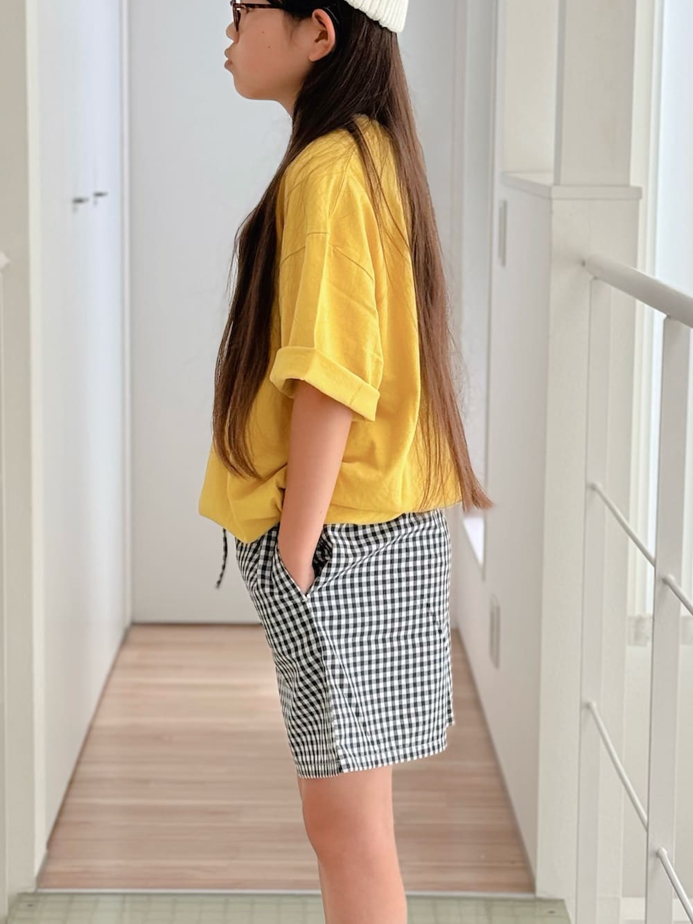 イエロー系のTシャツ/カットソー、ブルー系のその他パンツ、ブラウン系のモカシン/デッキシューズを着用したキッズの夏コーディネートの2枚目の写真