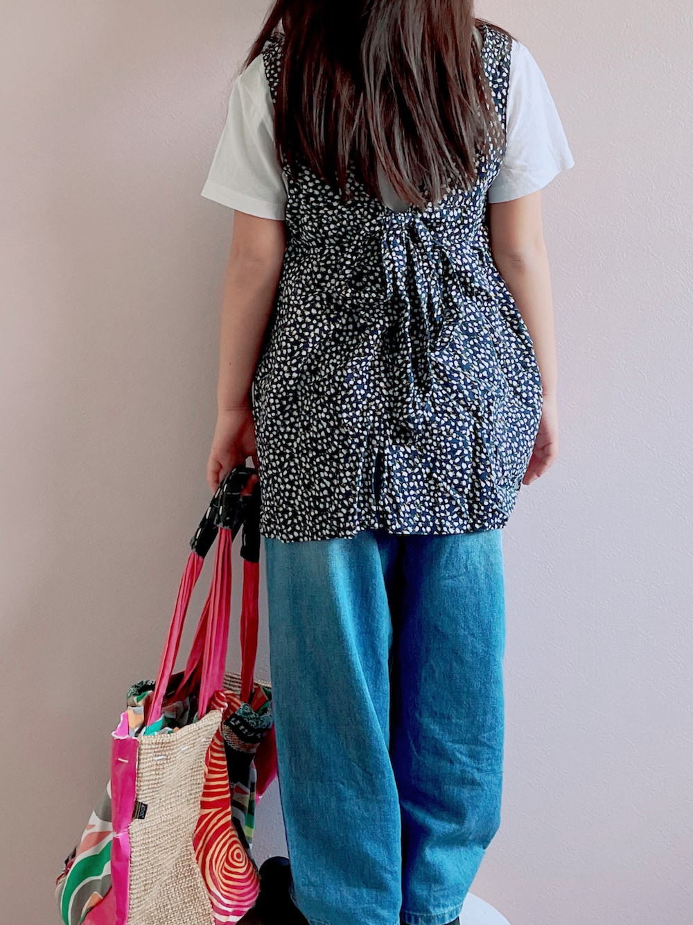 ブラック系のキャミソール、ホワイト系のTシャツ/カットソー、ブルー系のデニムパンツを着用したキッズの春コーディネートの4枚目の写真