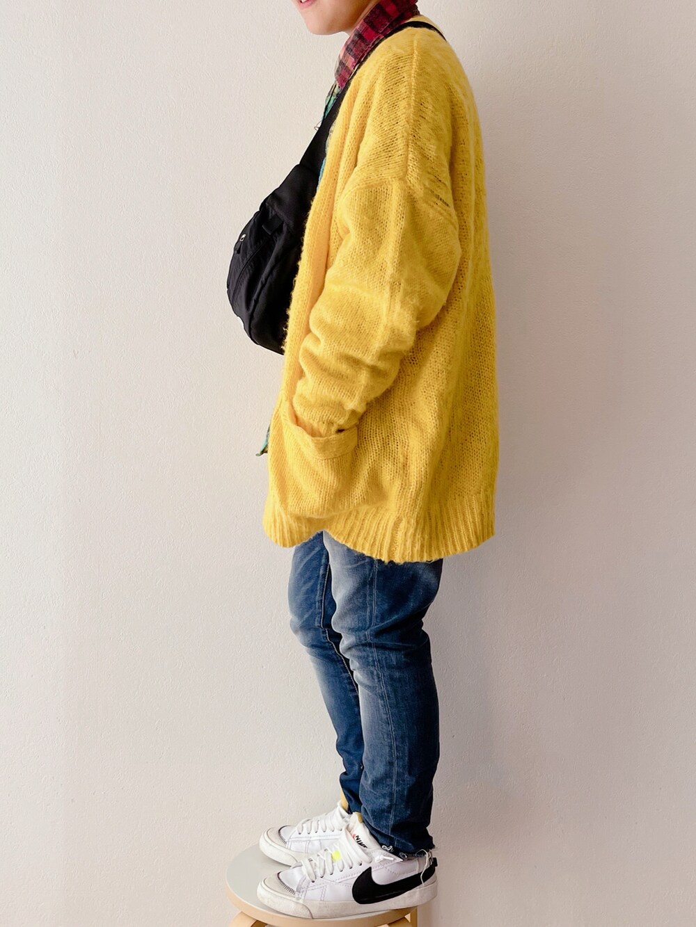 イエロー系のカーディガン/ボレロ、その他のシャツ/ブラウス、ブルー系のデニムパンツを着用したキッズの冬コーディネートの3枚目の写真