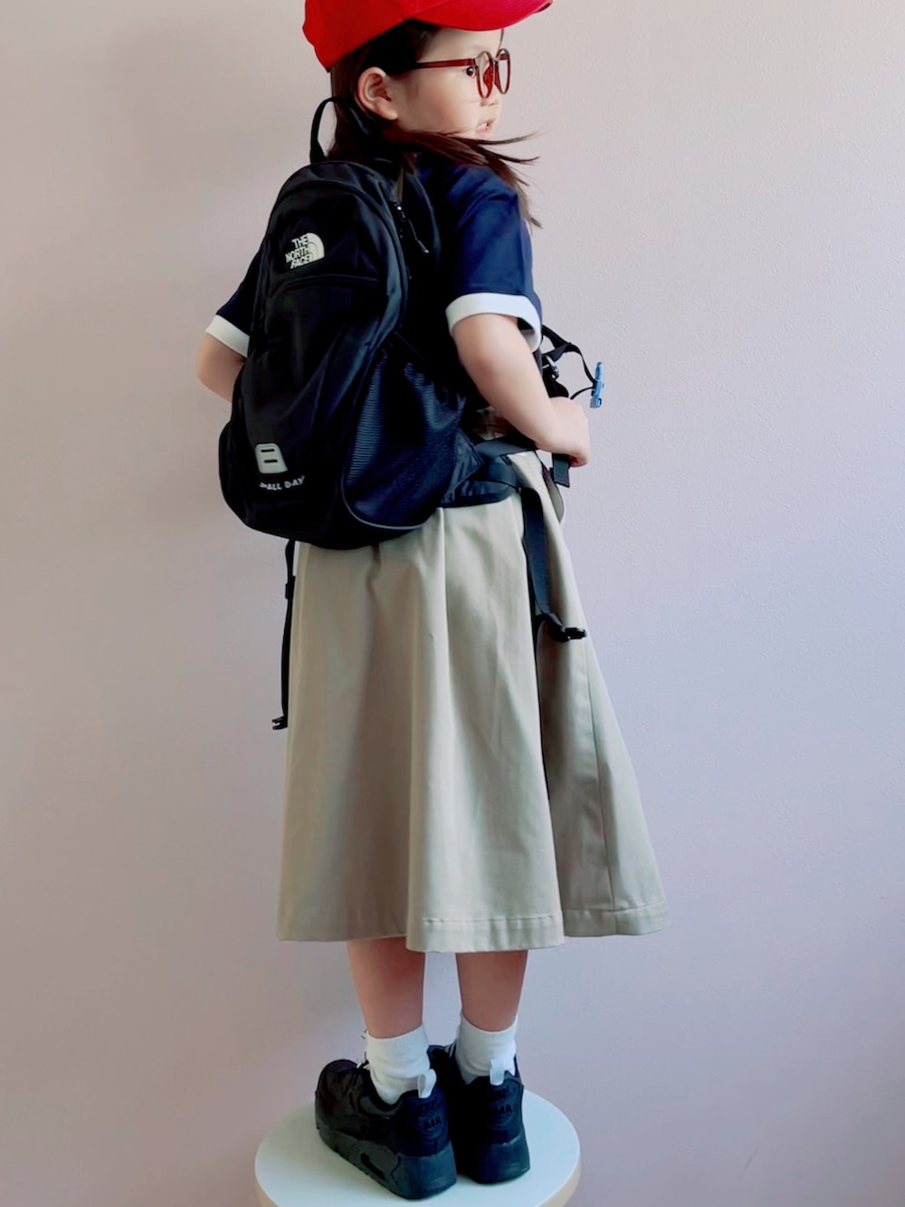 「お出かけコーデ日記、キャップ、Tシャツ、リンガーTシャツ、スカート、チノスカート、スニーカー、黒リュック、めがね、プチプラ、春夏コーデ」｜「こども ビームスのアイテム（キャップ、レッド系）」を使った、sui_mmyさん（キッズ・110cm）の春コーディネートの4枚目の写真