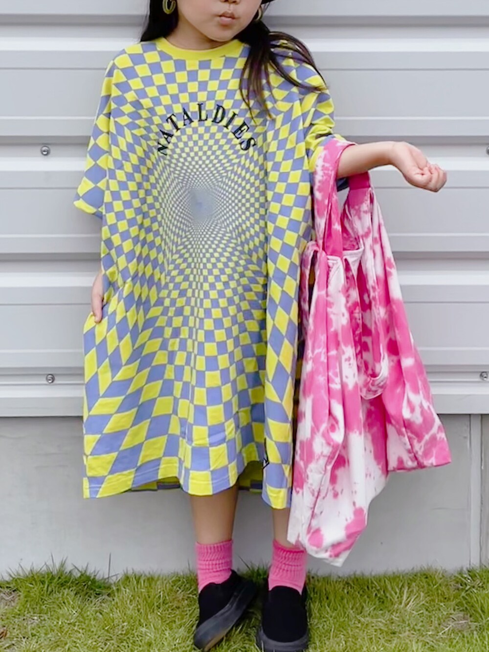 イエロー系のTシャツ/カットソー、ピンク系のトートバッグ、ブラック系のスリッポンを着用したキッズの夏コーディネートの3枚目の写真