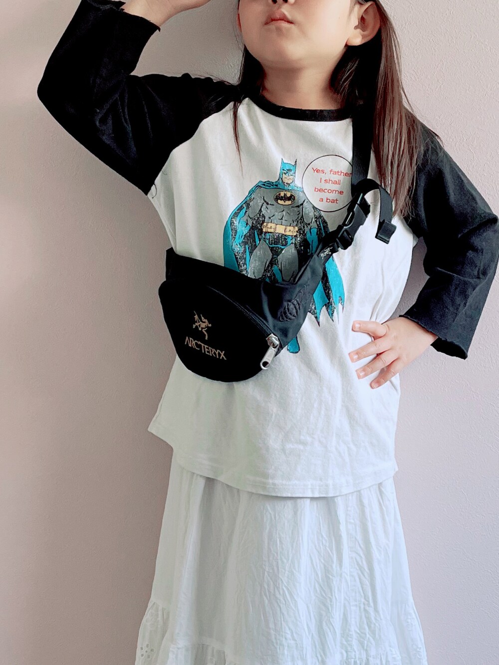 ホワイト系のTシャツ/カットソー、ホワイト系のスカート、ブラック系のスニーカーを着用したキッズの春コーディネートの2枚目の写真