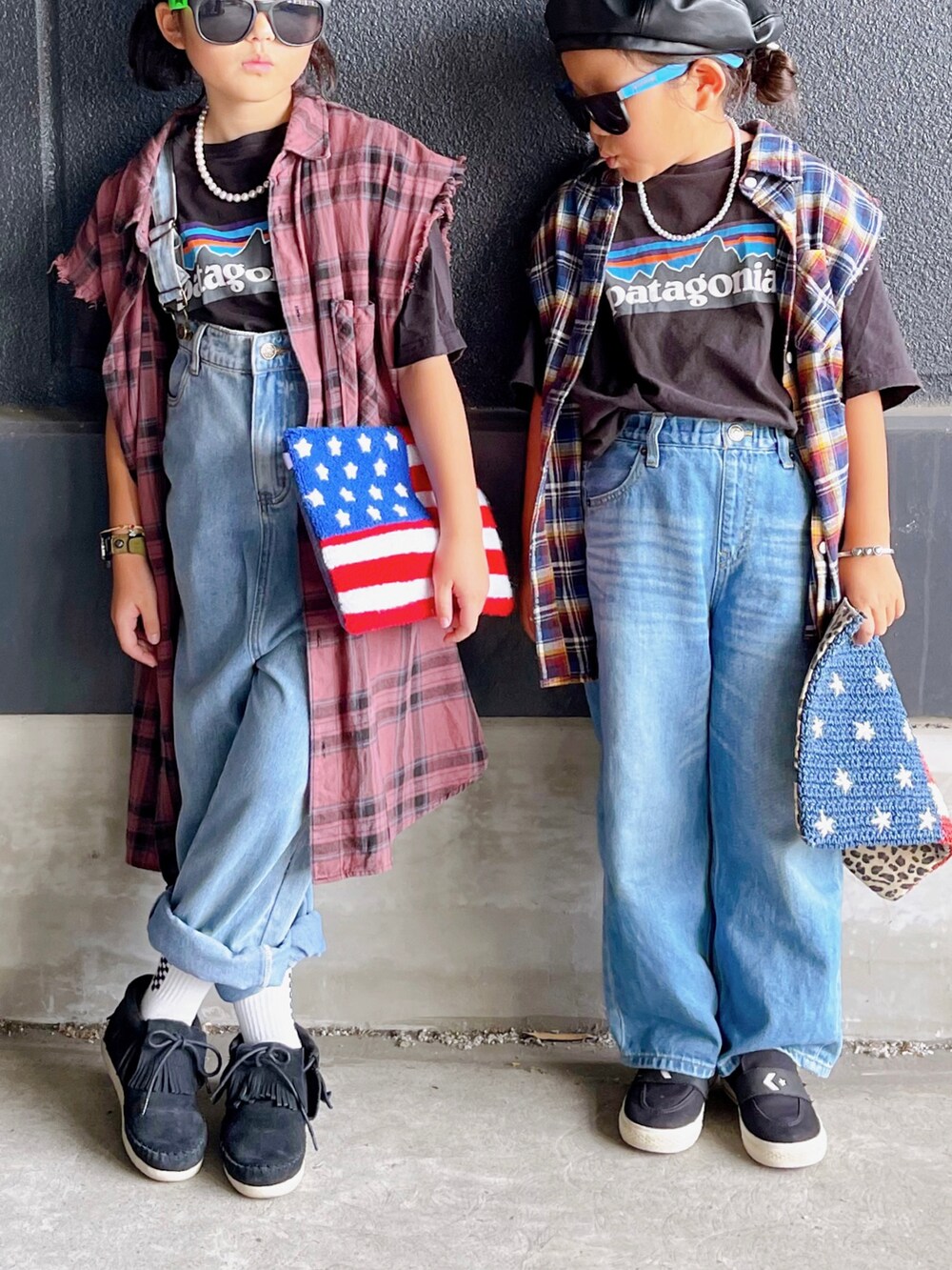 ブルー系のシャツ/ブラウス、ブラック系のTシャツ/カットソー、その他のクラッチバッグを着用したキッズの秋コーディネートの3枚目の写真
