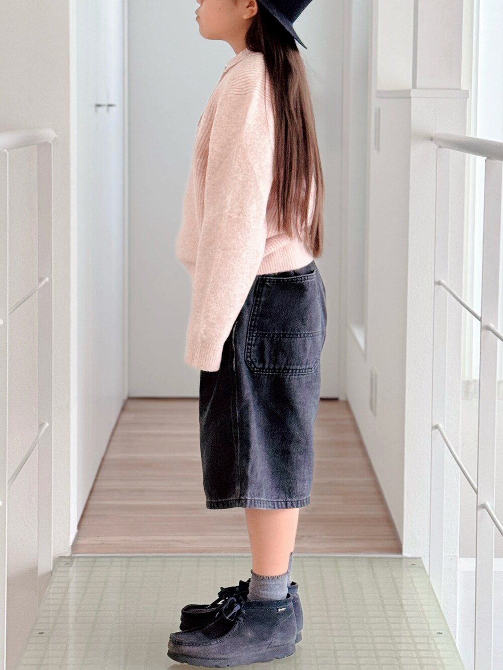 ブルー系のブーツ、ピンク系のニット/セーター、ブラック系のデニムパンツを着用したキッズの秋コーディネートの3枚目の写真