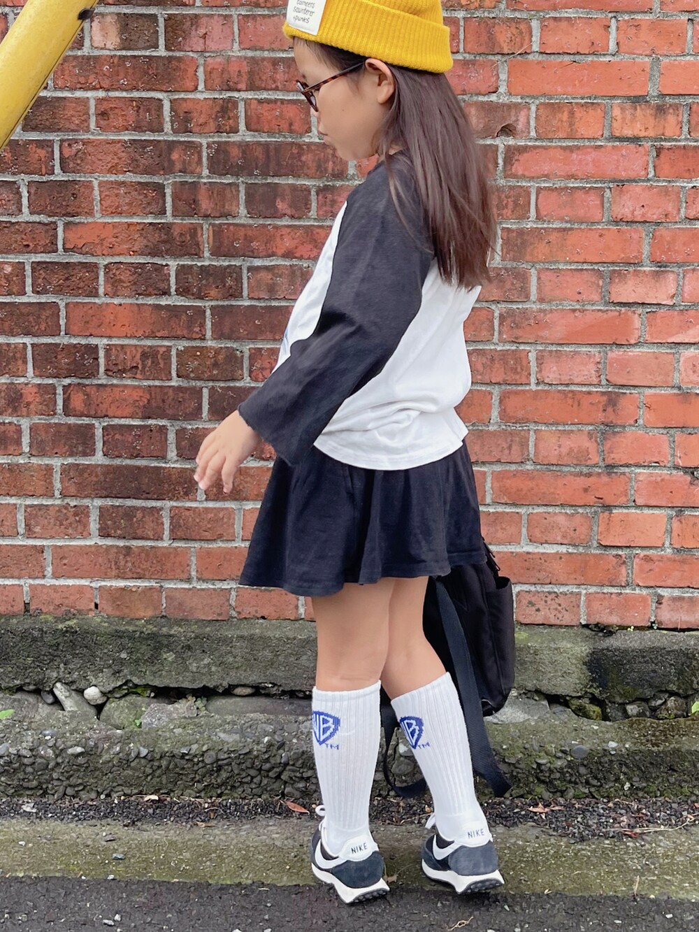 「めがね、ニット帽、シンプル、ロンT、ラグランTシャツ、プチプラ、韓国子供服、スカート、ミニスカート、ハイソックス、スニーカー、黒リュック、休日スタイル、お出かけコーデ、秋コーデ」｜「MOUNTAIN RESEARCHのアイテム（ニットキャップ/ビーニー、イエロー系）」を使った、sui_mmyさん（キッズ・120cm）の秋コーディネートの2枚目の写真