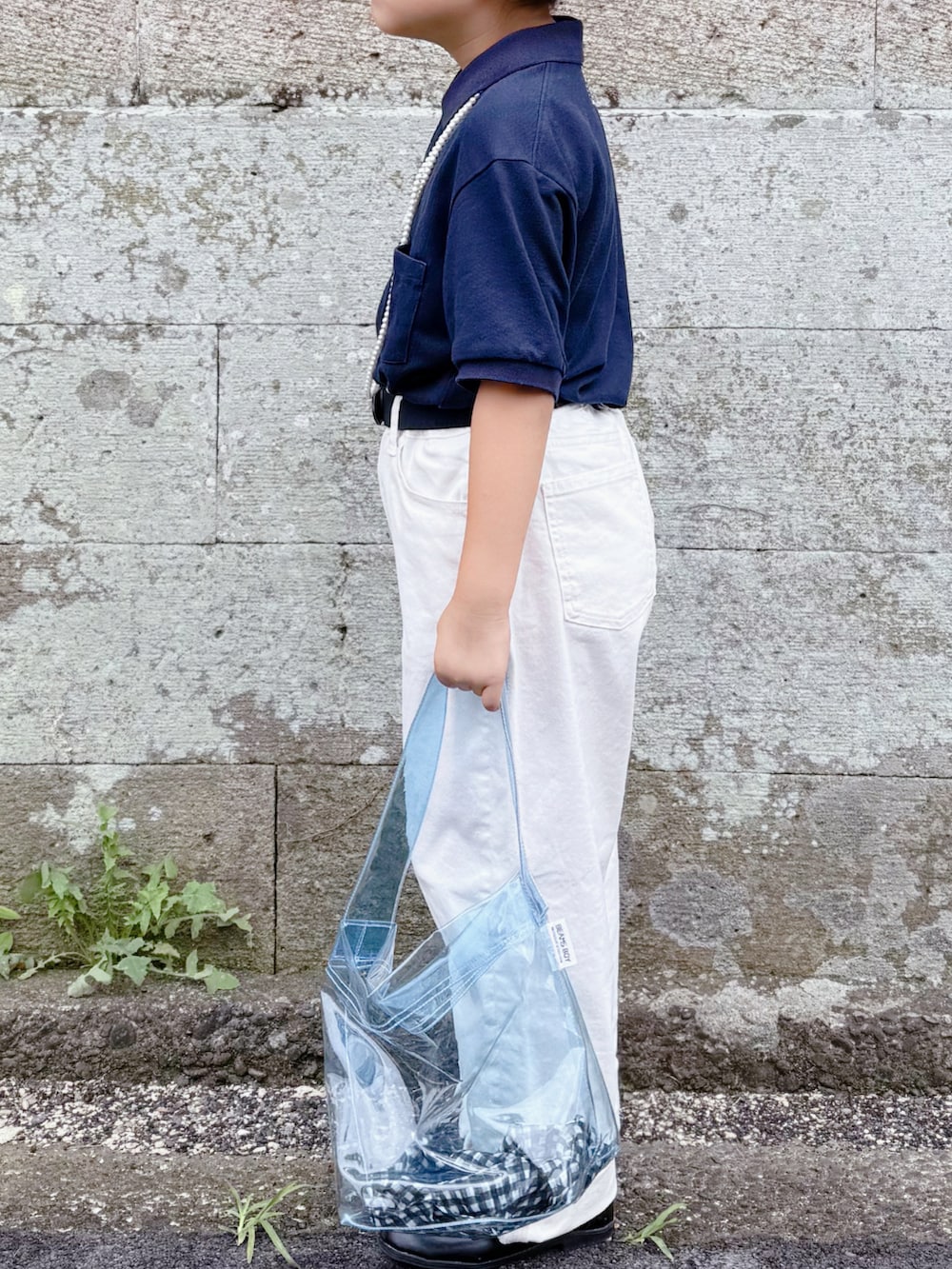 ブルー系のポロシャツ、ホワイト系のパンツ、ブルー系のトートバッグを着用したキッズの夏コーディネートの3枚目の写真