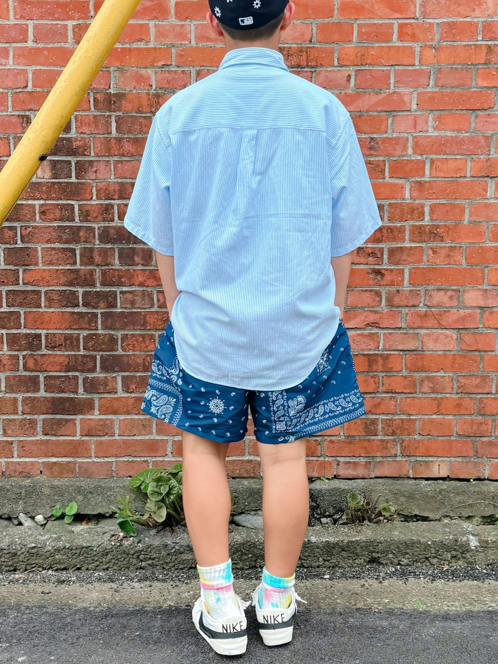 ブルー系のシャツ/ブラウス、ブルー系のその他パンツ、ホワイト系のスニーカーを着用したキッズの夏コーディネートの3枚目の写真