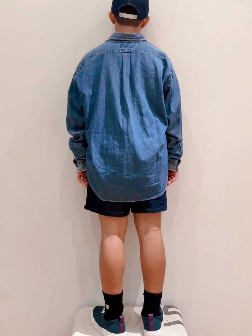 「秋っぽコーデ更新中、シンプルコーデ、キャップ、デニム、シャツスタイル、ボーダー、ロンT、ショートパンツ、秋コーデ、スニーカー、厚底シューズ、カジュアル」｜「NATAL DESIGNのアイテム（キャップ、ブルー系）」を使った、sui_mmyさん（キッズ・160cm）の秋コーディネートの3枚目の写真