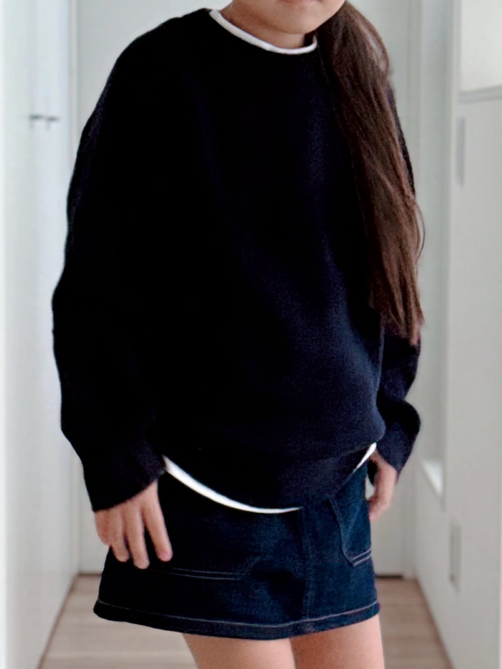 ブルー系のブーツ、ブルー系のニット/セーター、ブルー系のデニムスカートを着用したキッズの秋コーディネートの2枚目の写真