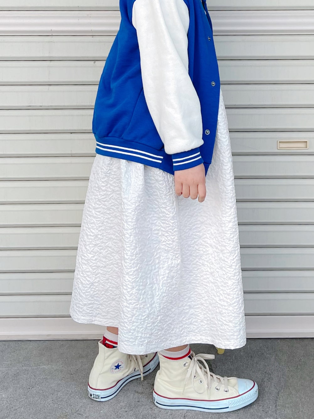 「春のおしゃ見えテクニック、キャップ、ブルー、休日スタイル、ワンピース、春アウター、ボーダー、ハイカットスニーカー、スニーカー、トートバッグ、春服みてみて、カジュアルコーデ、シンプルコーデ、プチプラ、スポーツミックス」｜「LOVETOXICの刺しゅうローCAP（キャップ、ブルー系）」を使った、sui_mmyさん（キッズ・120cm）の春コーディネートの3枚目の写真