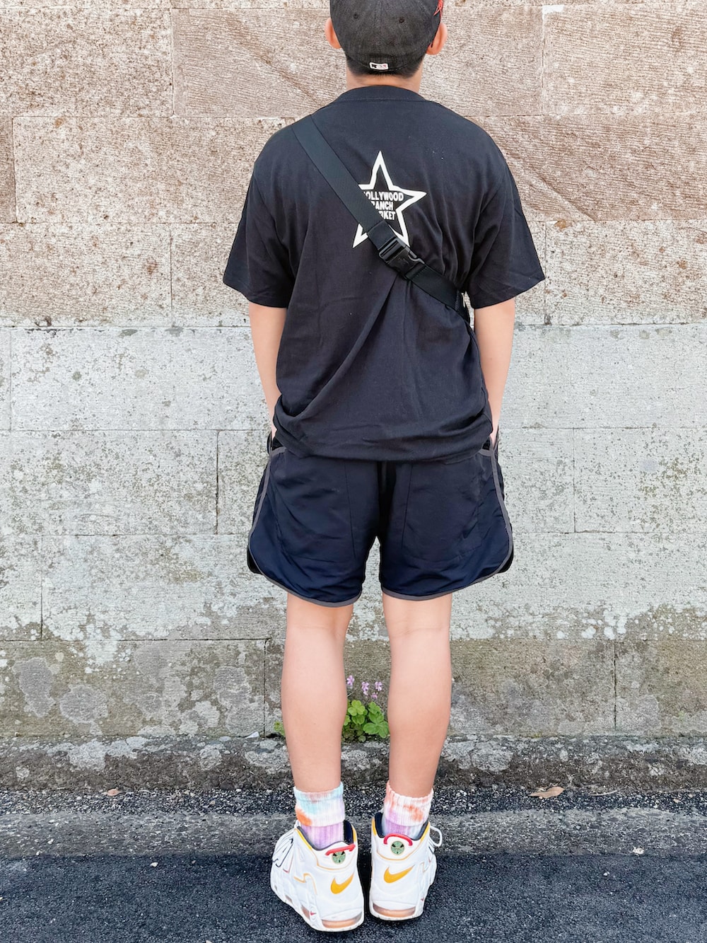 「モノトーン、お出かけコーデ、キャップ、シンプルコーデ、カジュアルコーデ、Tシャツ、ロゴT、ショートパンツ、ショルダーバッグ、スニーカー、ブラックコーデ、サングラス」|「HOLLYWOOD RANCH MARKETのアイテム(キャップ、ブラック系)」を使った、sui_mmyさん(キッズ・160cm)の夏コーディネートの3枚目の写真