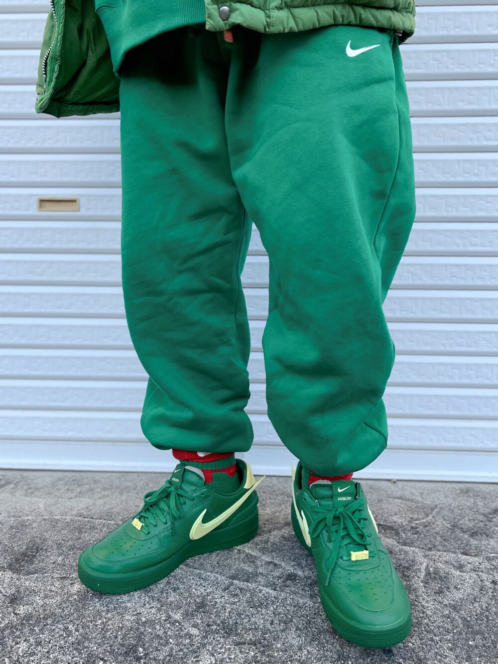 グリーン系のベスト、グリーン系のスウェット、グリーン系のスウェットパンツを着用したキッズの冬コーディネートの3枚目の写真