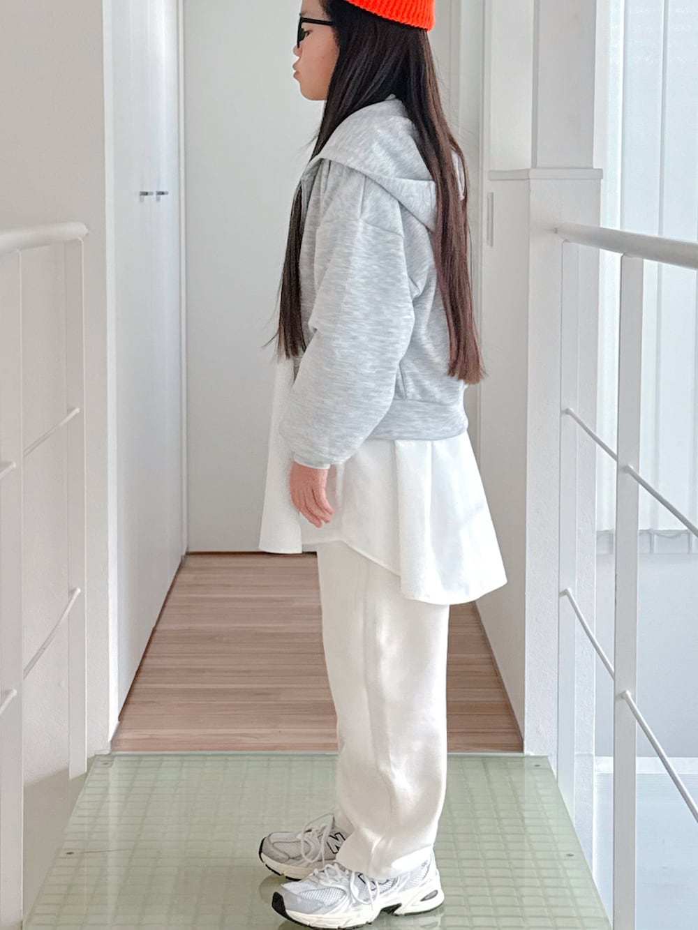 シルバー系のスニーカー、グレー系のパーカー、ホワイト系のシャツ/ブラウスを着用したキッズの冬コーディネートの2枚目の写真