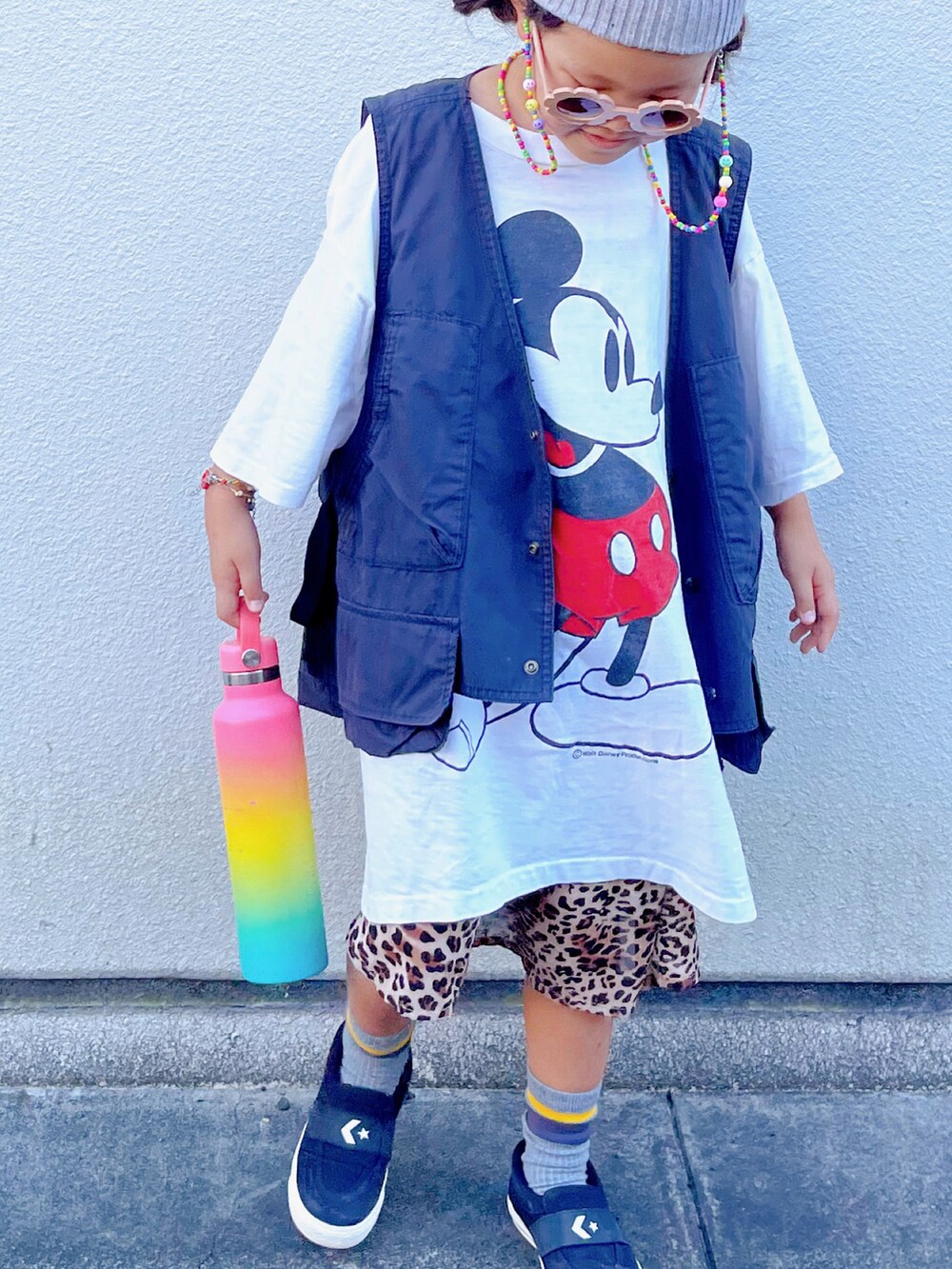 「秋服まるっと大公開、ニット帽、サングラス、ベスト、白Tシャツ、ビッグシルエット、ミッキー、スカート、レオパード、スリッポン、休日スタイル、カジュアルコーデ、アウトドアスタイル、お出かけコーデ、古着MIX」｜「H&Mのアイテム（ニットキャップ/ビーニー、グレー系）」を使った、sui_mmyさん（キッズ・120cm）の秋コーディネートの2枚目の写真
