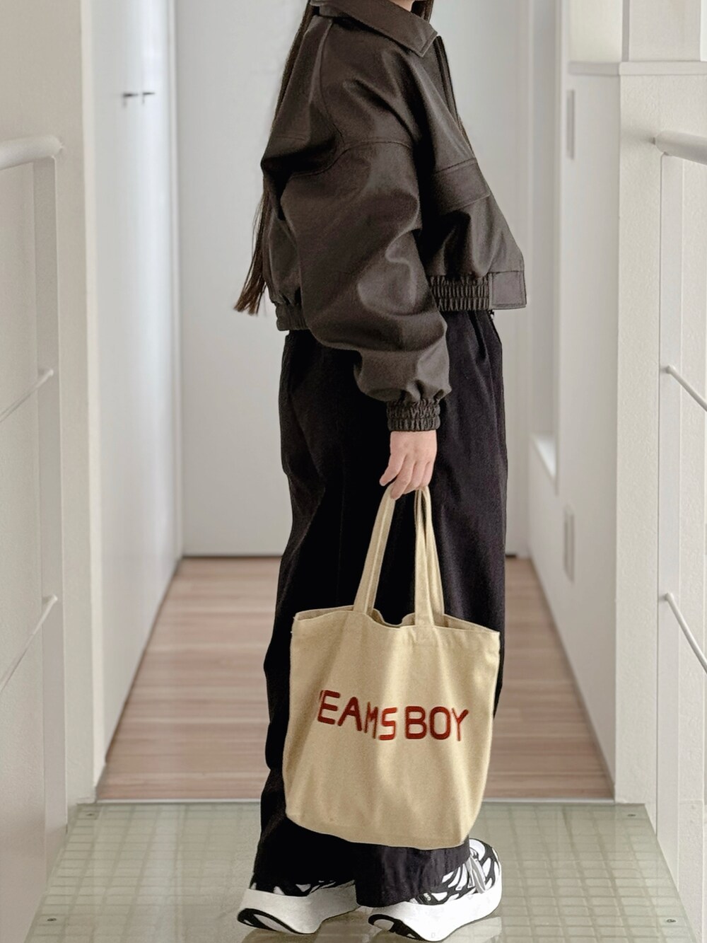 ホワイト系のスニーカー、ベージュ系のTシャツ/カットソー、ブラウン系のブルゾンを着用したキッズの秋コーディネートの3枚目の写真