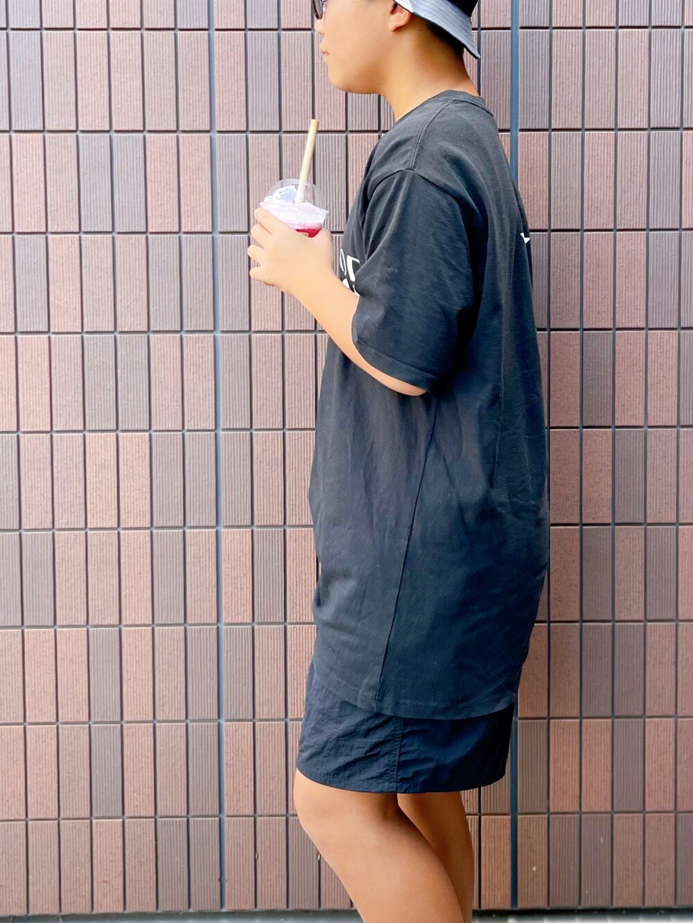 「夏コーデ、Tシャツ、モノトーン、ロゴT、ショートパンツ、白スニーカー、サングラス、休日スタイル、カジュアルコーデ、スニーカー」｜「NIKE SBのアイテム（ハット、ブラック系）」を使った、sui_mmyさん（キッズ・155cm）の夏コーディネートの2枚目の写真