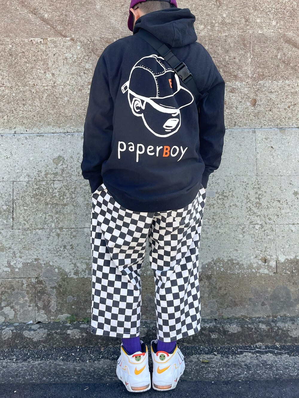 ブラック系のパーカー、ブラック系のパンツ、ホワイト系のスニーカーを着用したキッズの春コーディネートの3枚目の写真