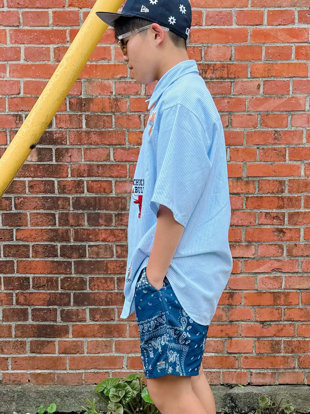 ブルー系のシャツ/ブラウス、ブルー系のその他パンツ、ホワイト系のスニーカーを着用したキッズの夏コーディネートの2枚目の写真