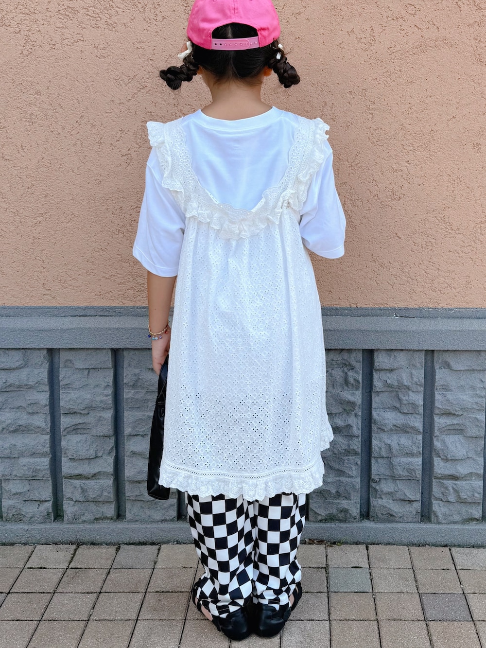 ホワイト系のタンクトップ、ブラック系のその他パンツ、ブラック系のサンダルを着用したキッズの夏コーディネートの3枚目の写真