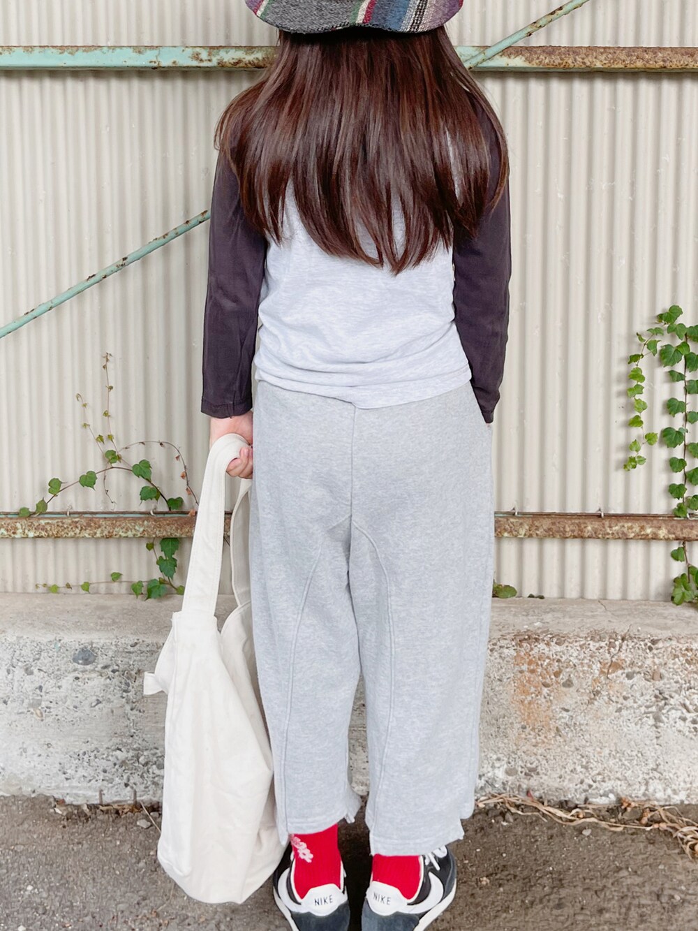 ホワイト系のTシャツ/カットソー、グレー系のスウェットパンツ、ブラック系のスニーカーを着用したキッズの秋コーディネートの3枚目の写真