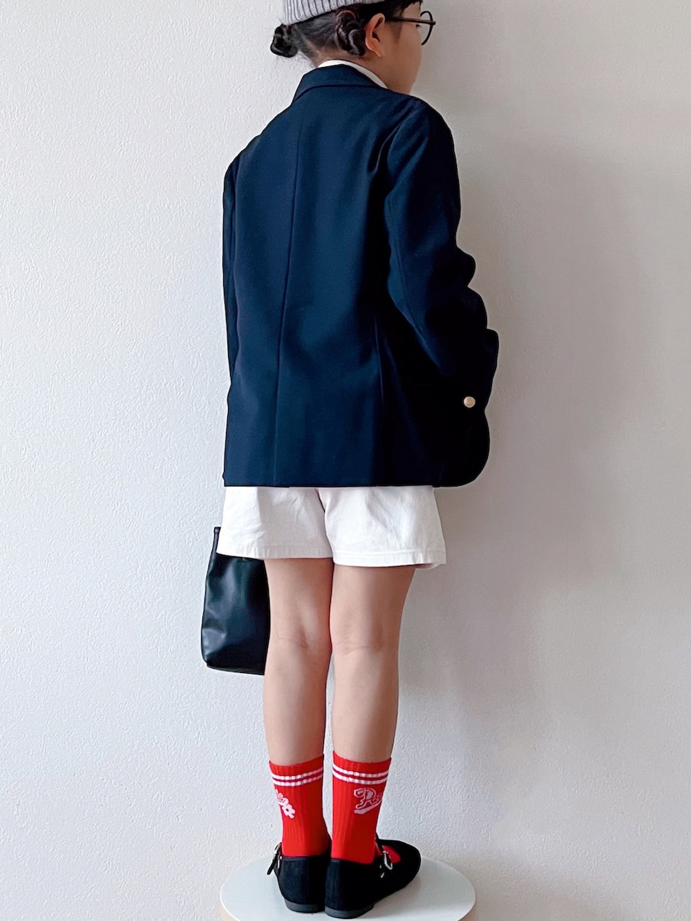 ブルー系のテーラードジャケット、ホワイト系のニット/セーター、ホワイト系のその他パンツを着用したキッズの冬コーディネートの3枚目の写真