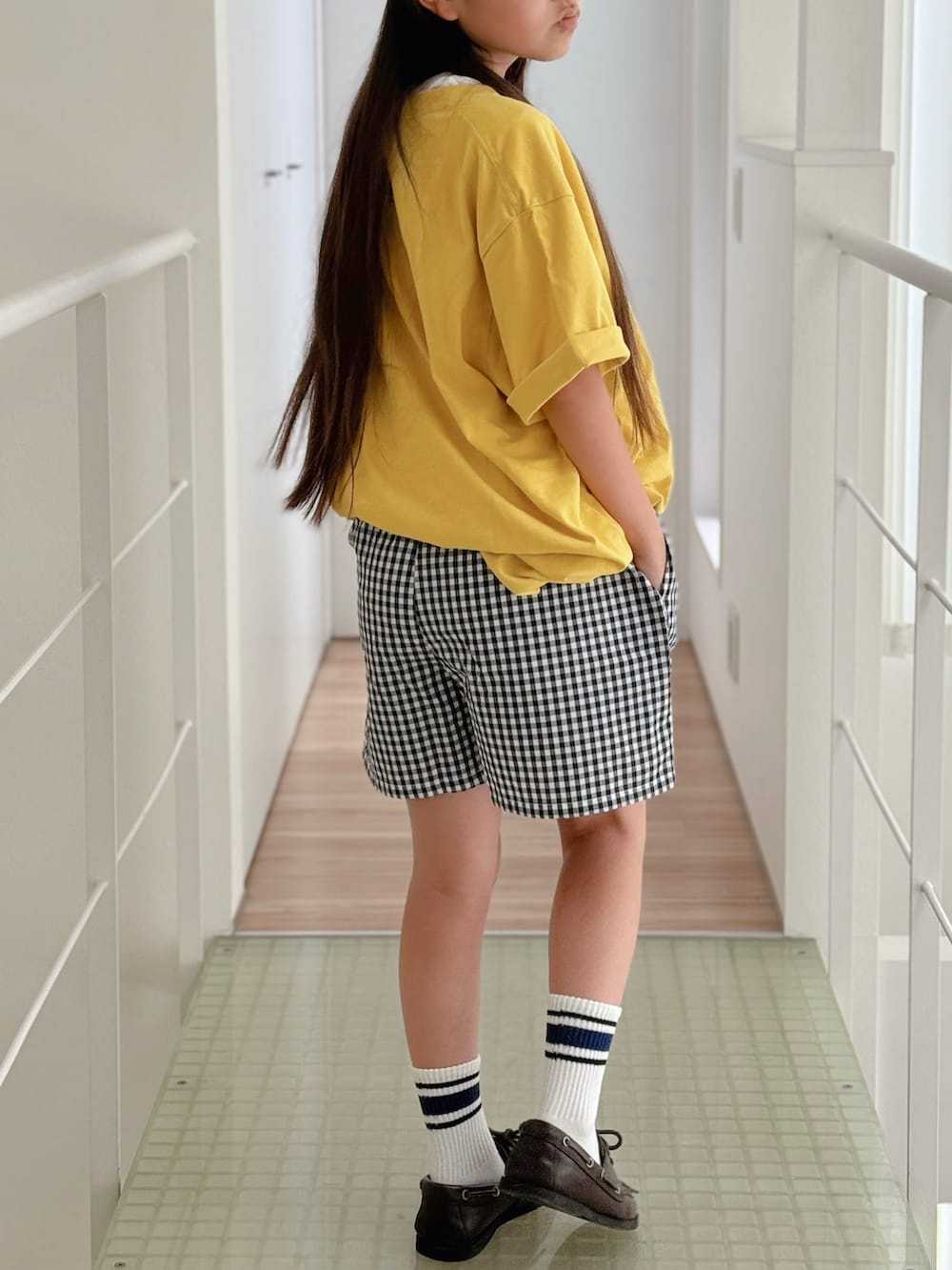 イエロー系のTシャツ/カットソー、ブルー系のその他パンツ、ブラウン系のモカシン/デッキシューズを着用したキッズの夏コーディネートの3枚目の写真