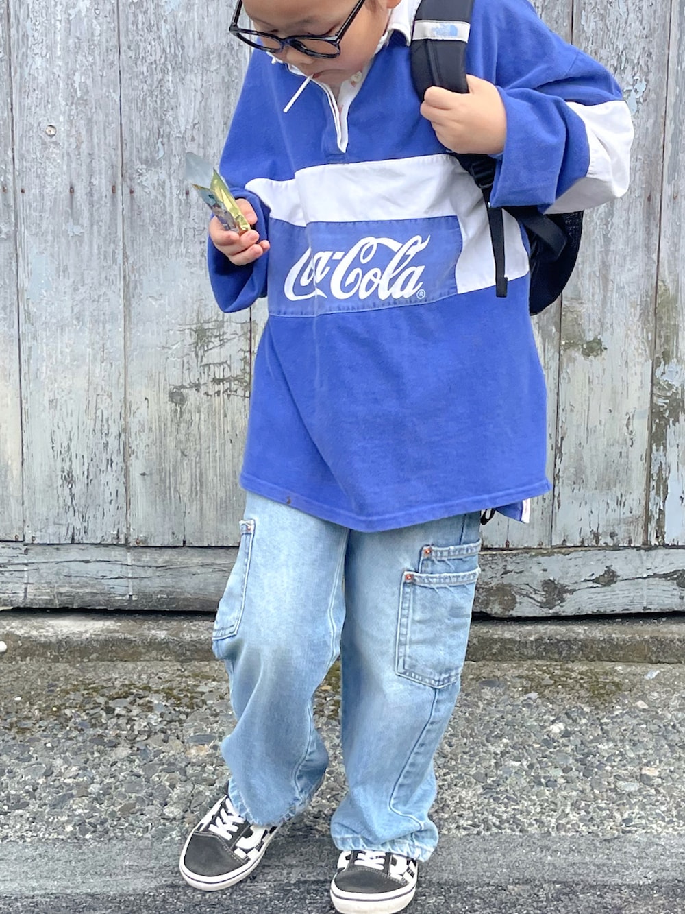 「ファッションを楽しもう、プチプラ、ラガーシャツ、タートルネック、レイヤードスタイル、デニム、デニムパンツ、ストリート、古着MIX、黒リュック、休日スタイル、カジュアルコーデ、めがね、ビッグシルエット、秋冬コーデ」｜「JOURNAL STANDARDのアイテム（スウェット、ブルー系）」を使った、sui_mmyさん（キッズ・120cm）の秋コーディネートの2枚目の写真